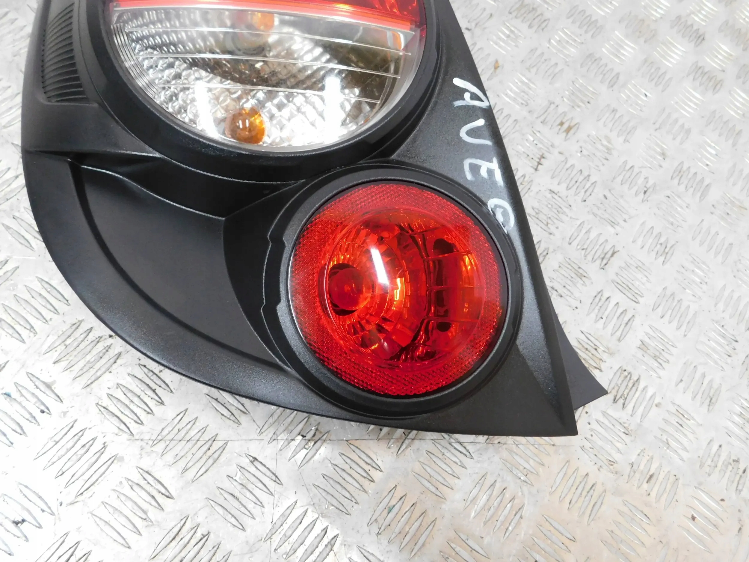 LAVE ZADNE SVETLO CHEVROLET AVEO T300 HB