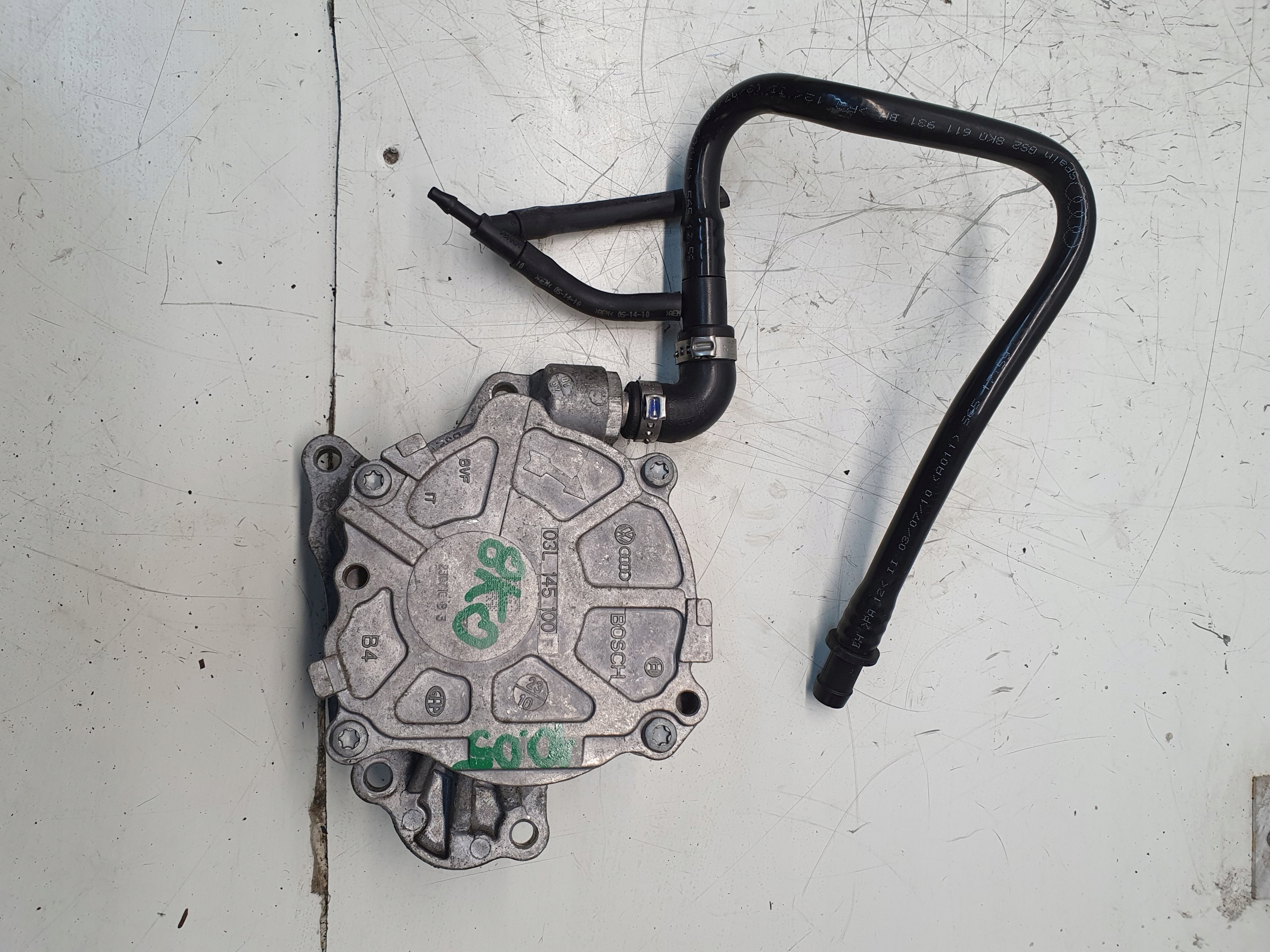 AUDI A4 B8 2.0 TDI VAKUOVA PUMPA 03L145100F