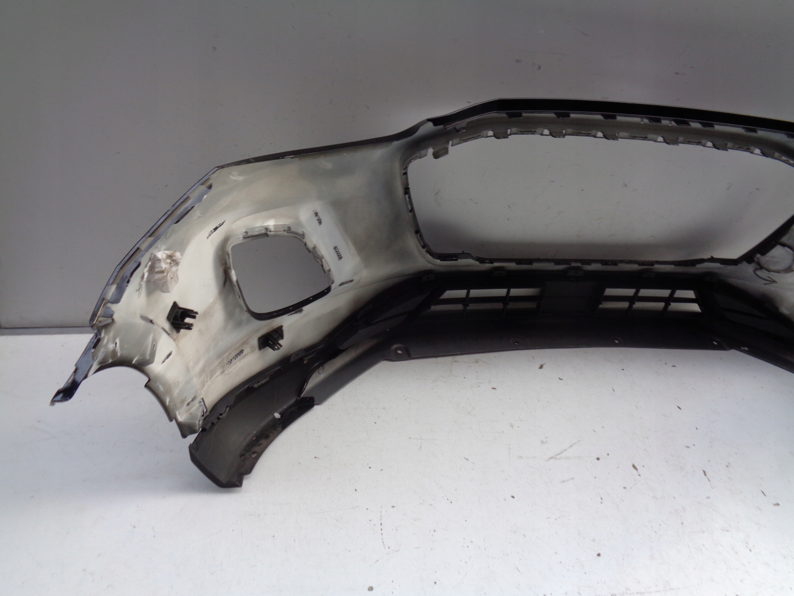 PREDNÝ NÁRAZNÍK FORD PUMA 19- NR 37021