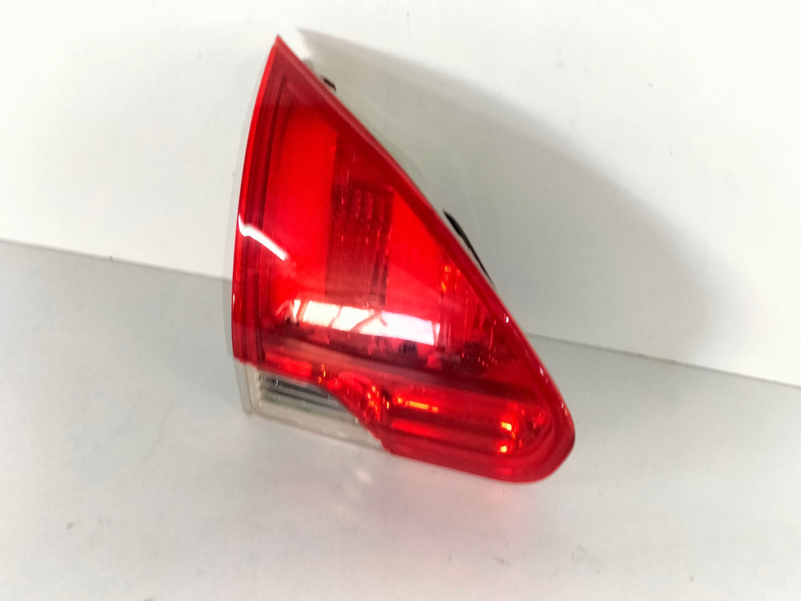 LAVE ZADNE SVETLO PEUGEOT 2008 13-16 VNÚTORNÉ NA KAPOTE