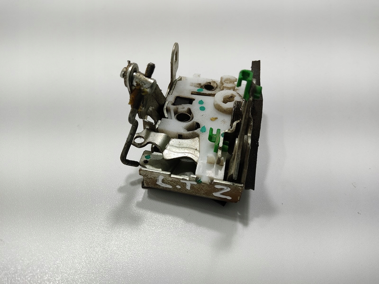 ZAMOK LAVYCH ZADNYCH DVERI LAND ROVER DEFENDER 1999-2014 EUROPA