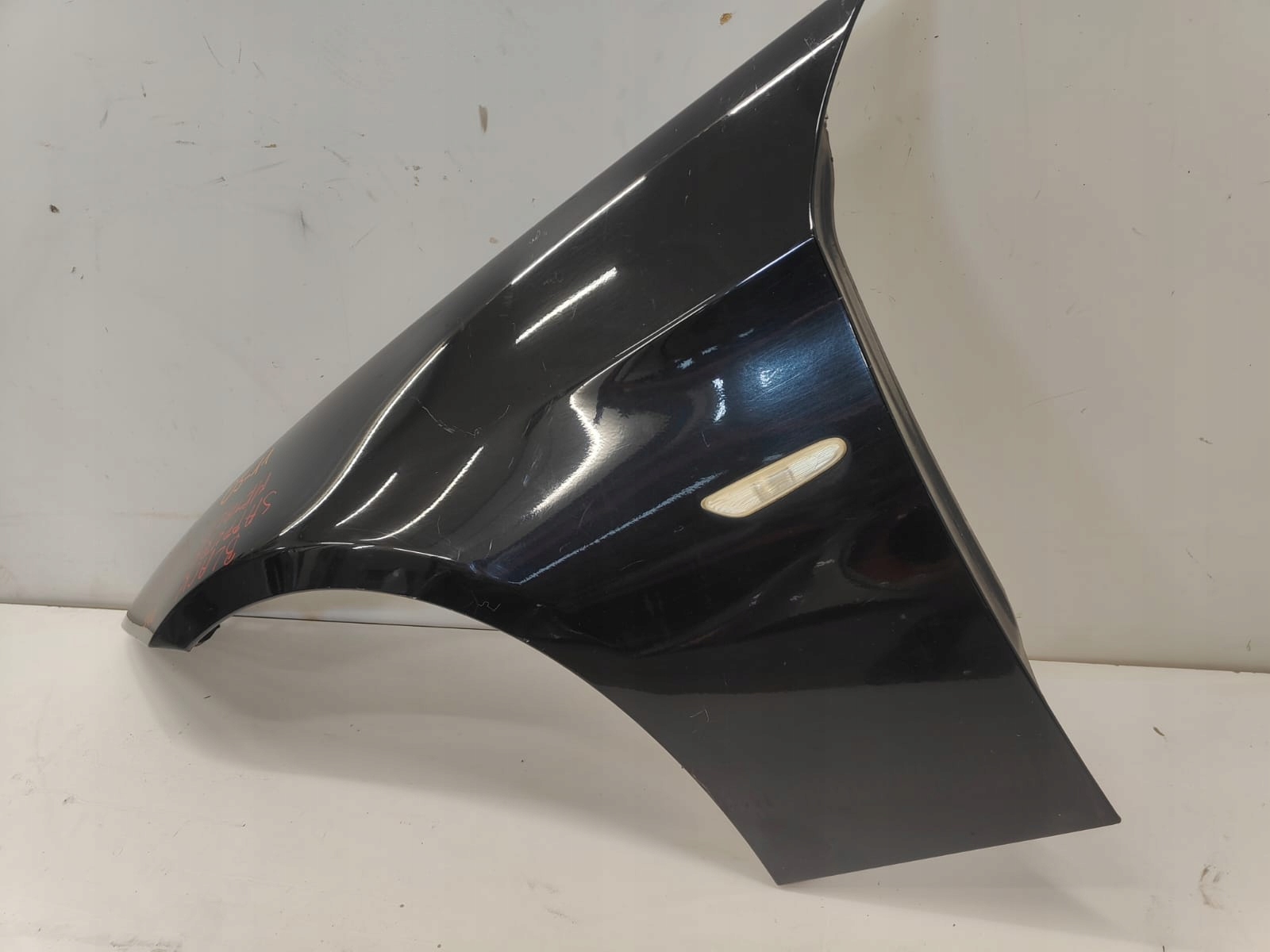 BMW e90 05-11 ĽAVÝ PREDNÝ BLATNÍK kol: black sapphire