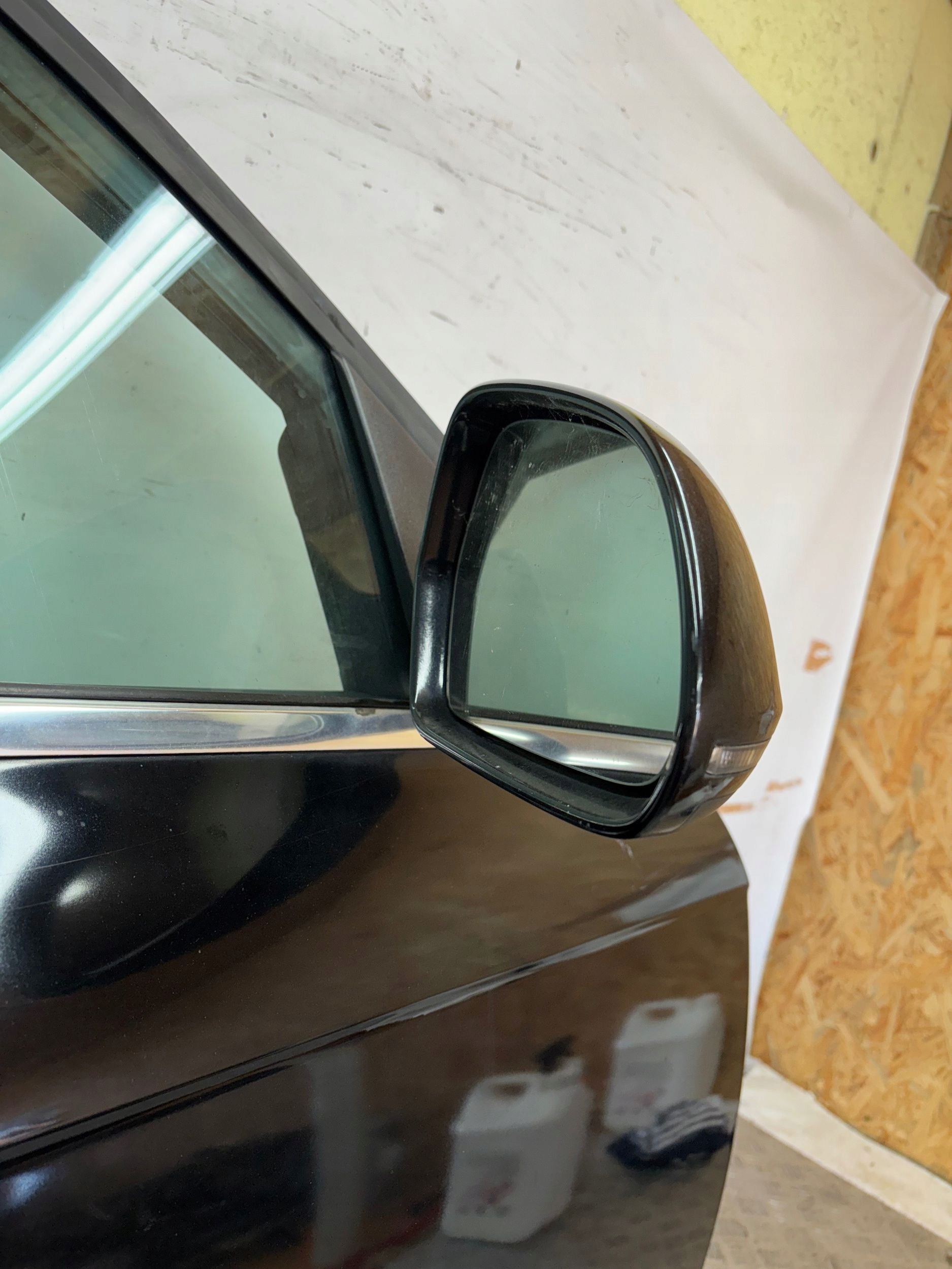 PRAVE PREDNE DVERE ZRKADLO AUDI A4 B8