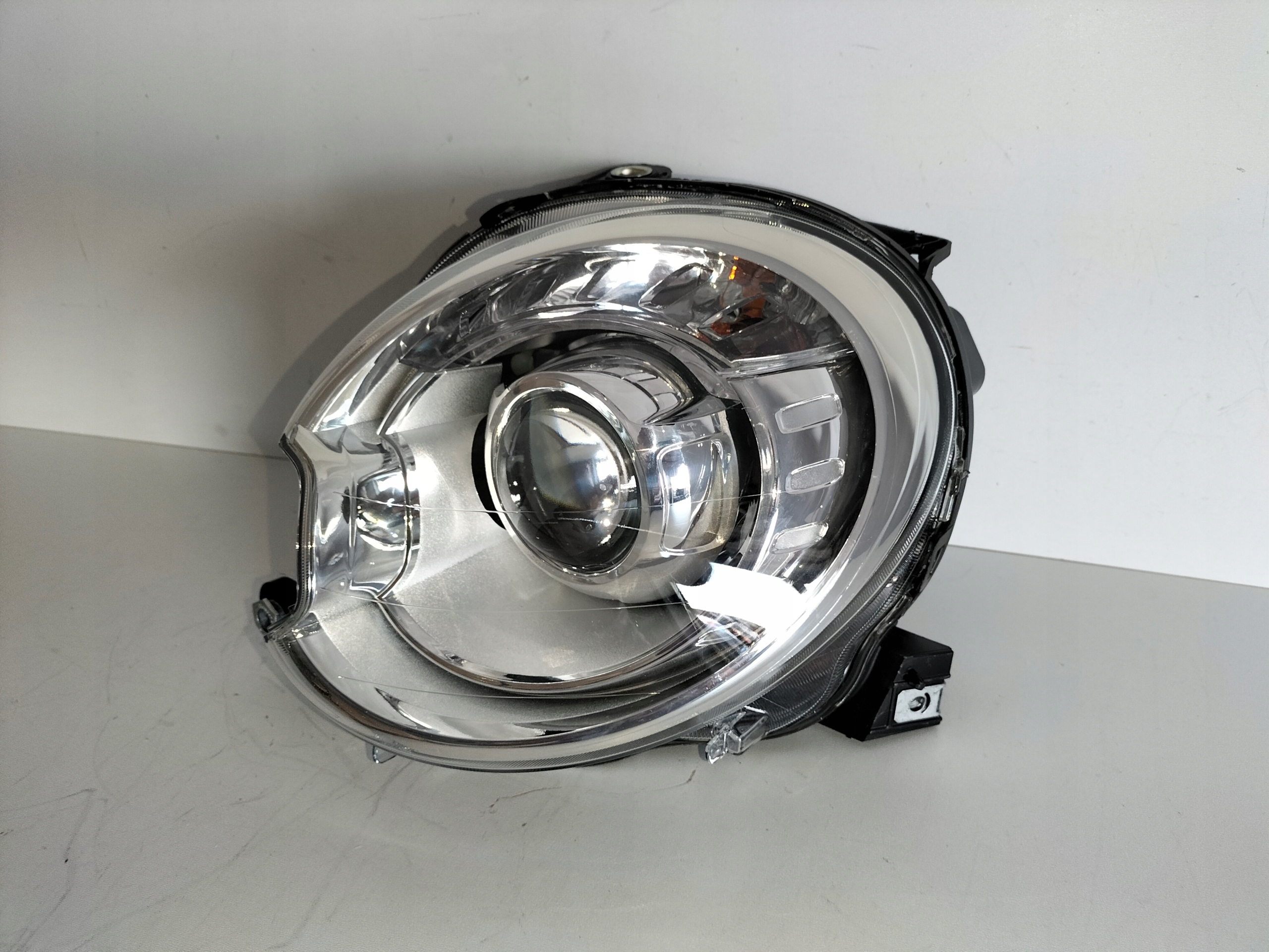 LAVE PREDNE SVETLO FIAT 500 07- XENON