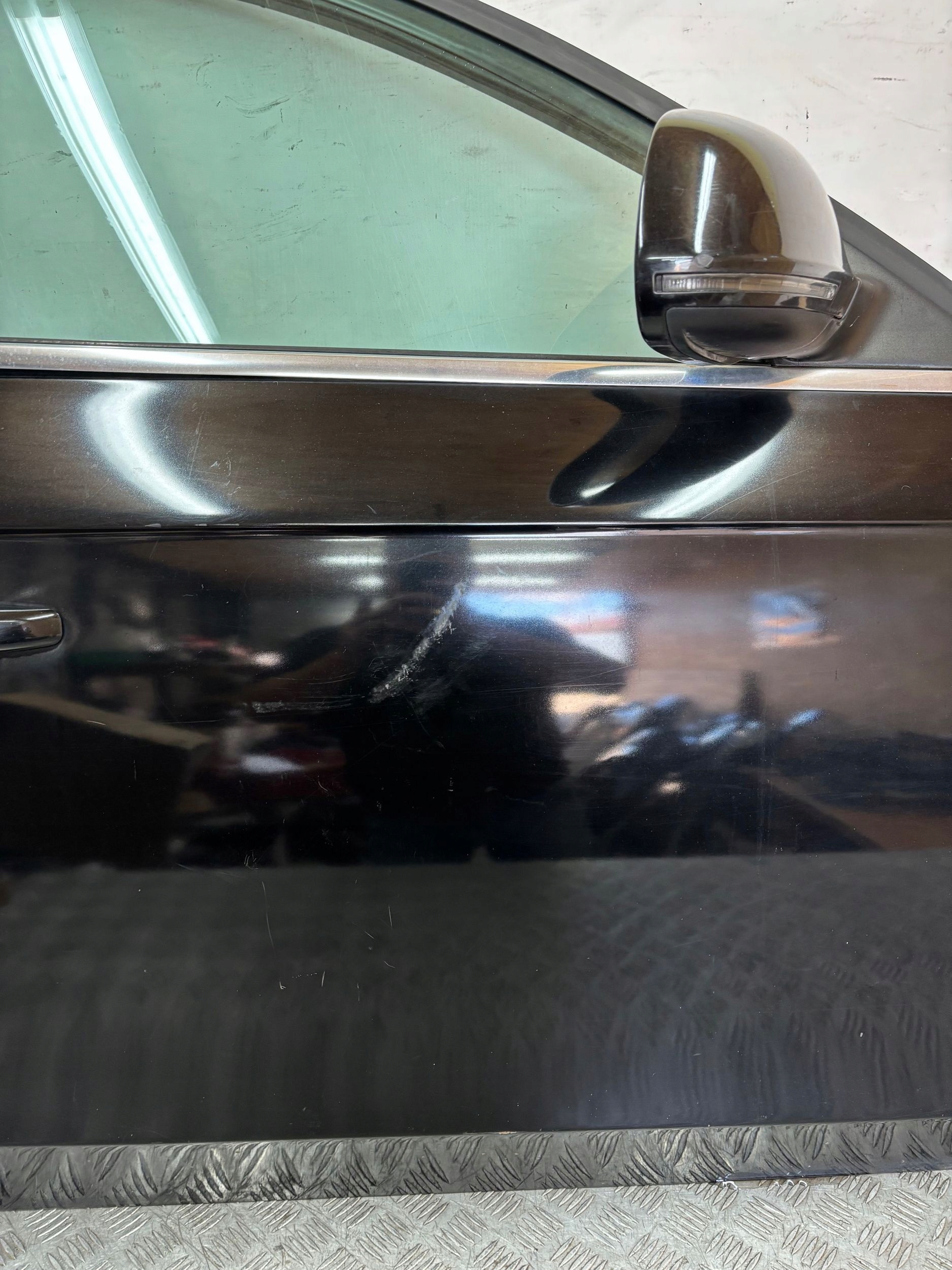 PRAVE PREDNE DVERE ZRKADLO AUDI A4 B8