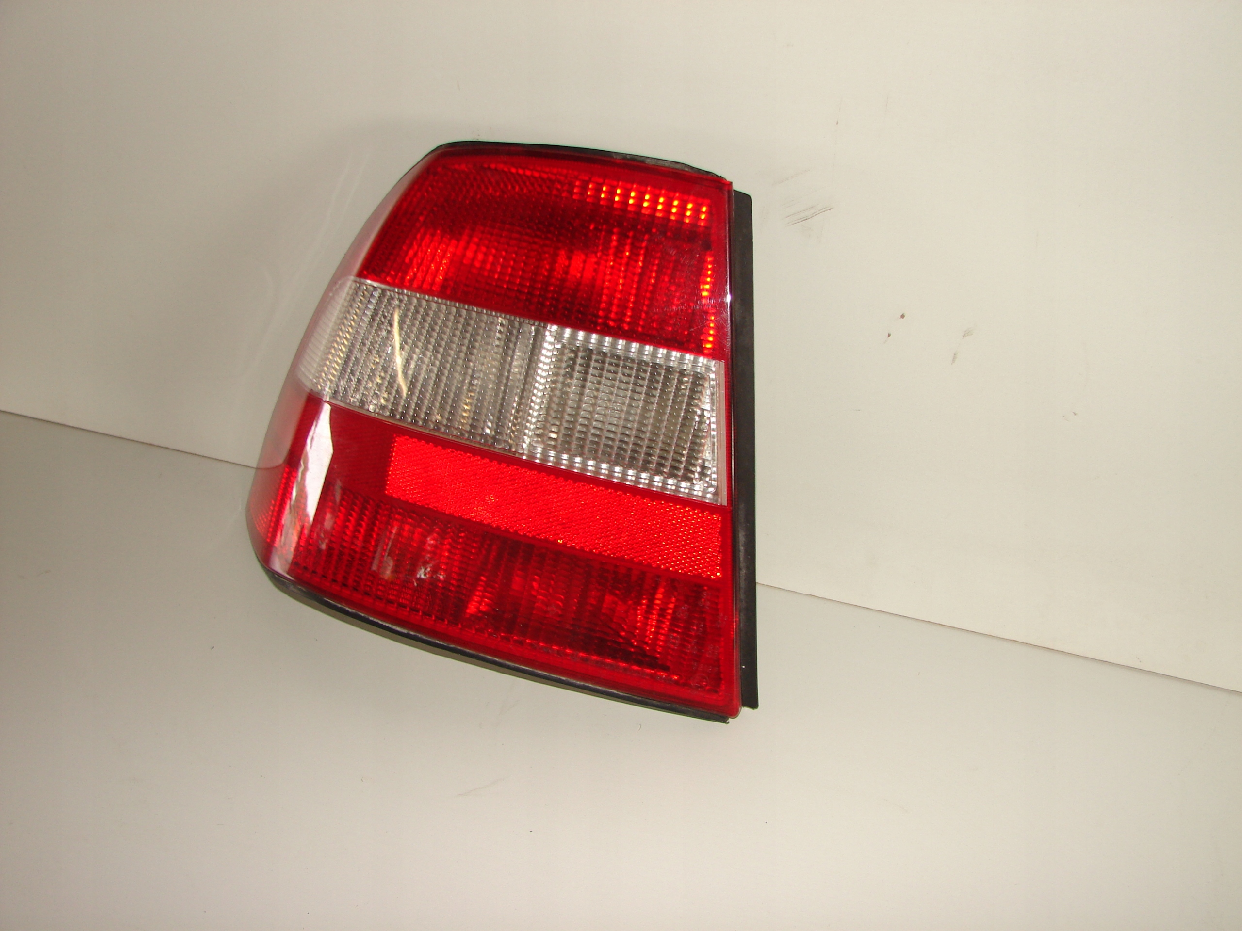 LAVE ZADNE SVETLO OPEL VECTRA B 95-99 SDN/HB