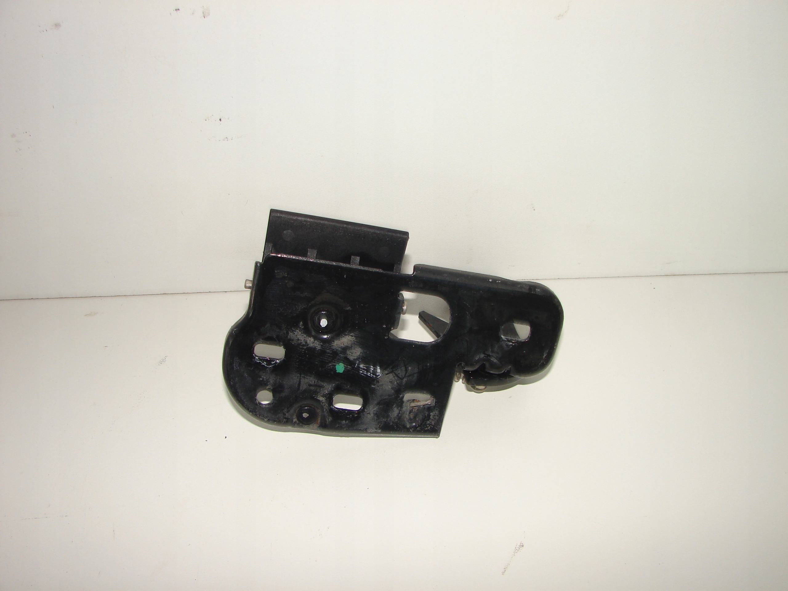 ZAMOK PREDNEJ KAPOTY VW PASSAT B6 3C0 05-10