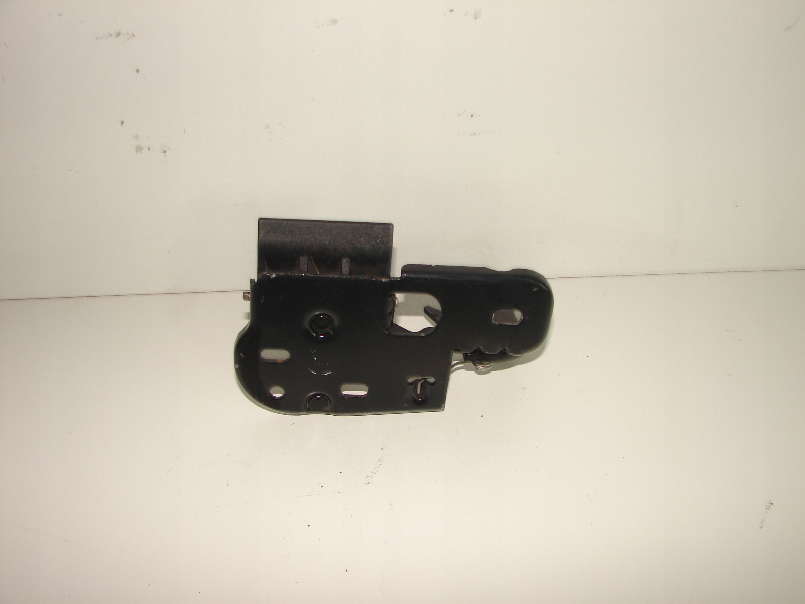 ZAMOK PREDNEJ KAPOTY VW TOURAN 03-10