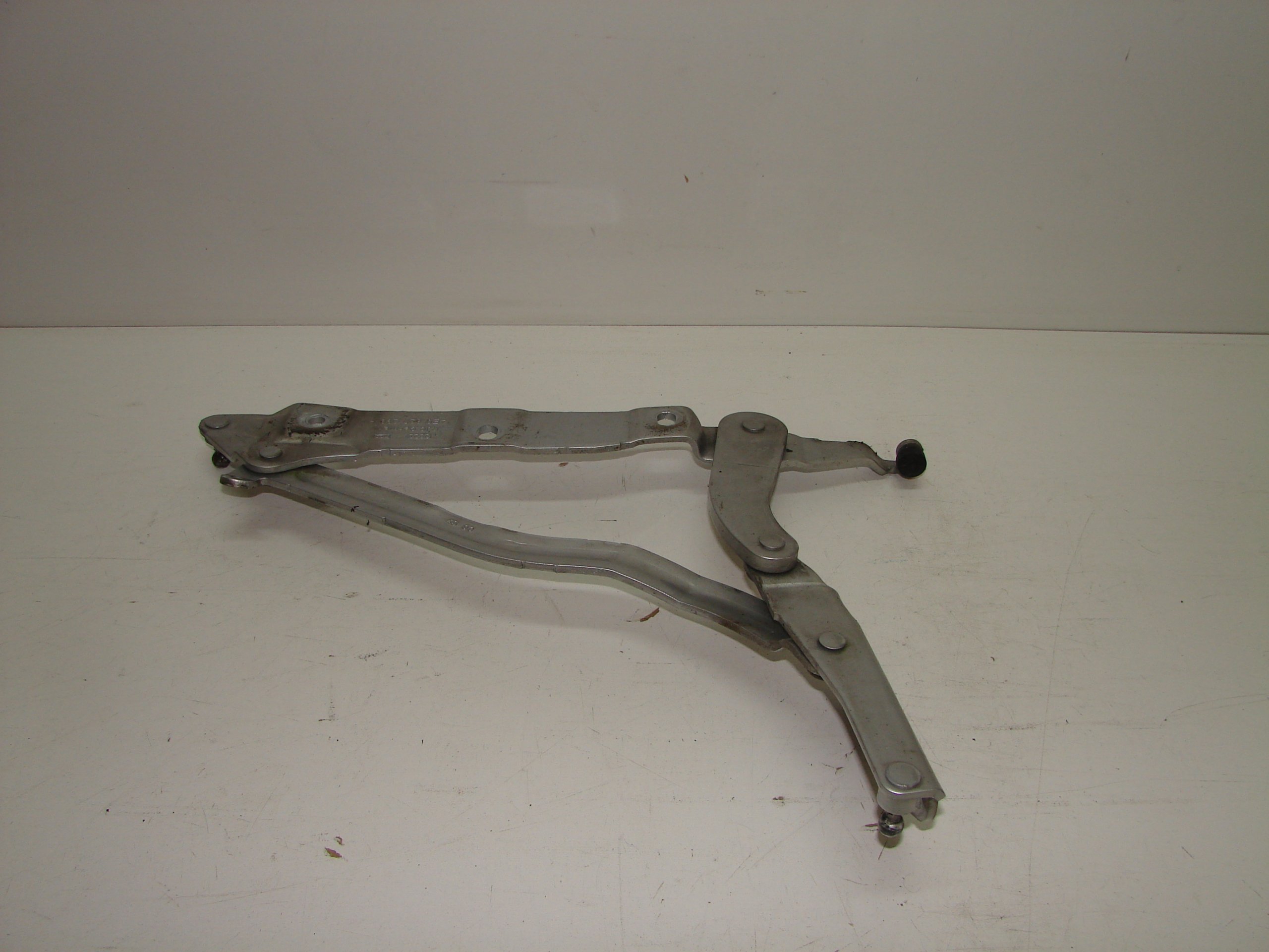 LAVY PANT ZADNEJ KAPOTY AUDI A8 D3 4E0827299H
