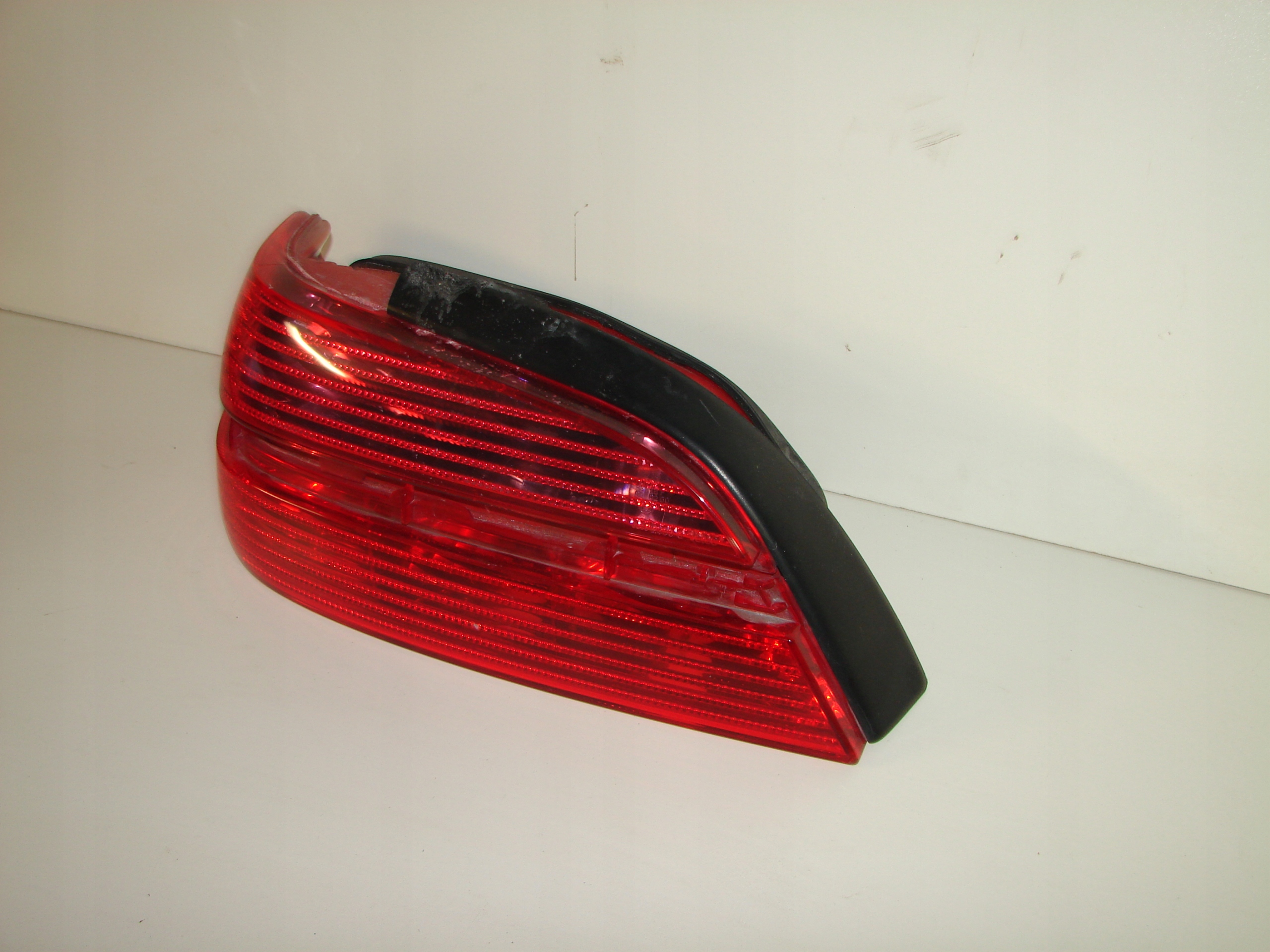 LAVE ZADNE SVETLO PEUGEOT 406 99-04 SDN