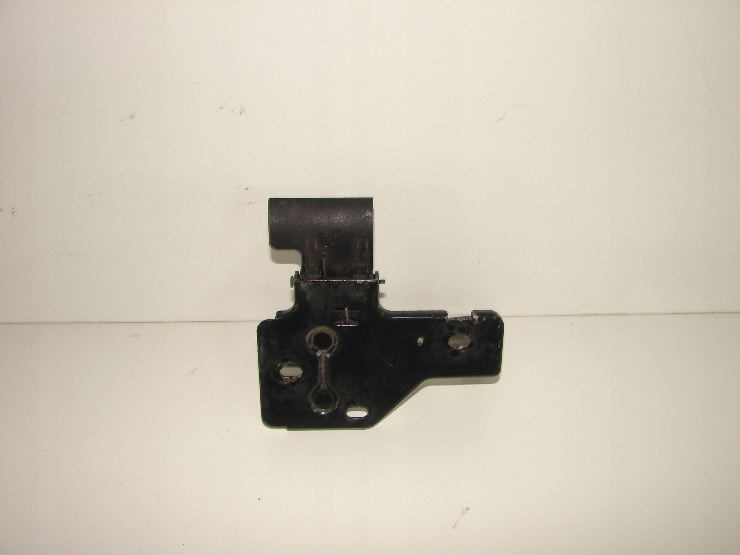 ZAMOK PREDNEJ KAPOTY VW POLO 6Q 05-08