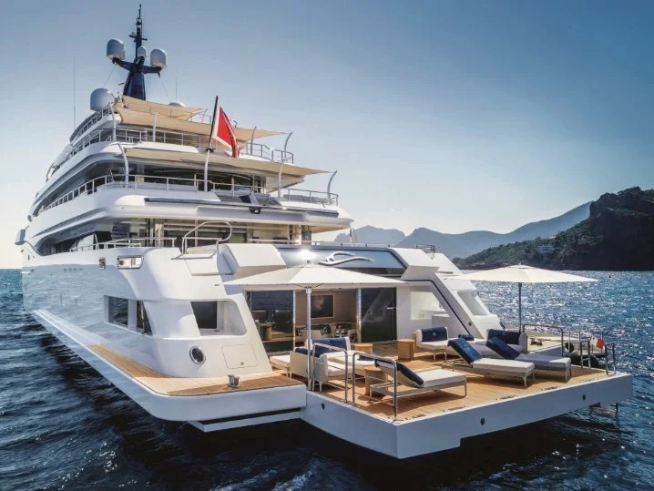 Yacht: Luxurious Voyages on the High Seas Yacht: Luxurious Voyages on the High Seas