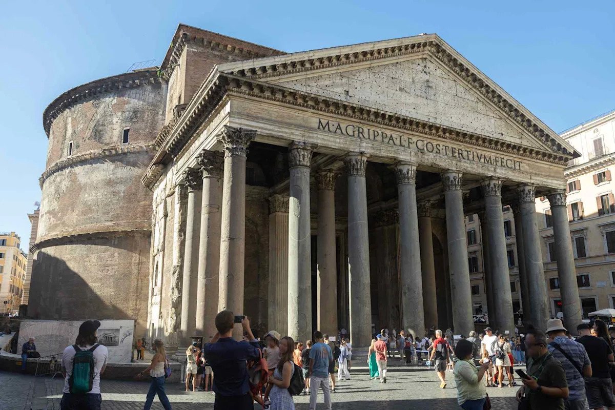 Turista de 69 años muere tras caer 23 pies desde el Panteón de Roma. Un sacerdote lo encontró tirado en una zanja Turista de 69 años muere tras caer 23 pies desde el Panteón de Roma. Un sacerdote lo encontró tirado en una zanja