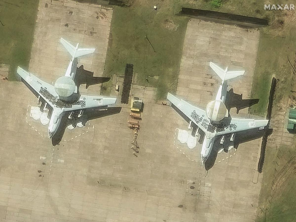 Las imágenes satelitales muestran la táctica de neumáticos inusual y los aviones de señuelo falsos que no lograron salvar a los bombarderos de Rusia de los drones ucranianos Las imágenes satelitales muestran la táctica de neumáticos inusual y los aviones de señuelo falsos que no lograron salvar a los bombarderos de Rusia de los drones ucranianos