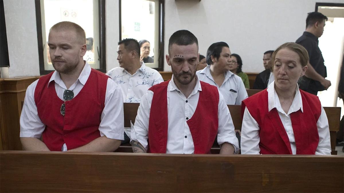 Tres ciudadanos británicos podrían enfrentar la muerte al escuadrón de fusilamiento por presuntamente contrabandear cocaína en Indonesia Tres ciudadanos británicos podrían enfrentar la muerte al escuadrón de fusilamiento por presuntamente contrabandear cocaína en Indonesia