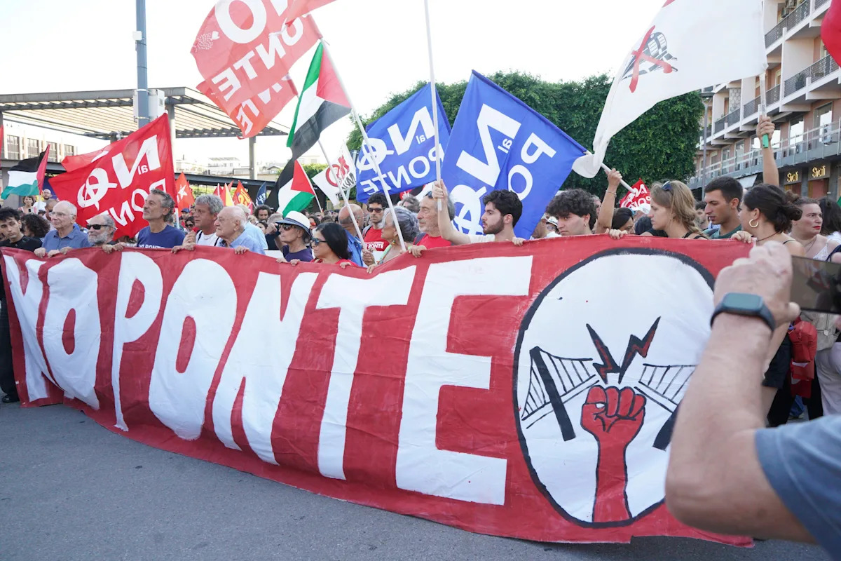 Miles de la marcha contra el plan para construir un puente masivo que vincula a Sicilia con el continente de Italia Miles de la marcha contra el plan para construir un puente masivo que vincula a Sicilia con el continente de Italia