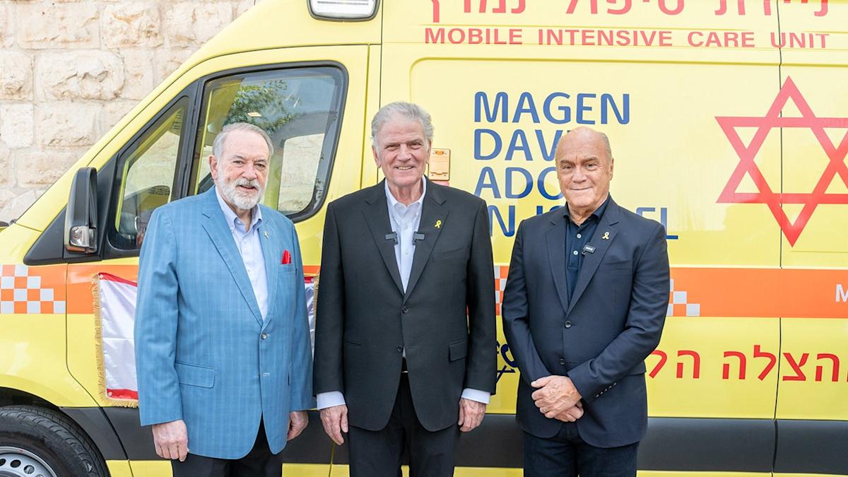 Franklin Graham dirige la ceremonia mientras el bolso de Samaritan le da a Israel a Israel Franklin Graham dirige la ceremonia mientras el bolso de Samaritan le da a Israel a Israel