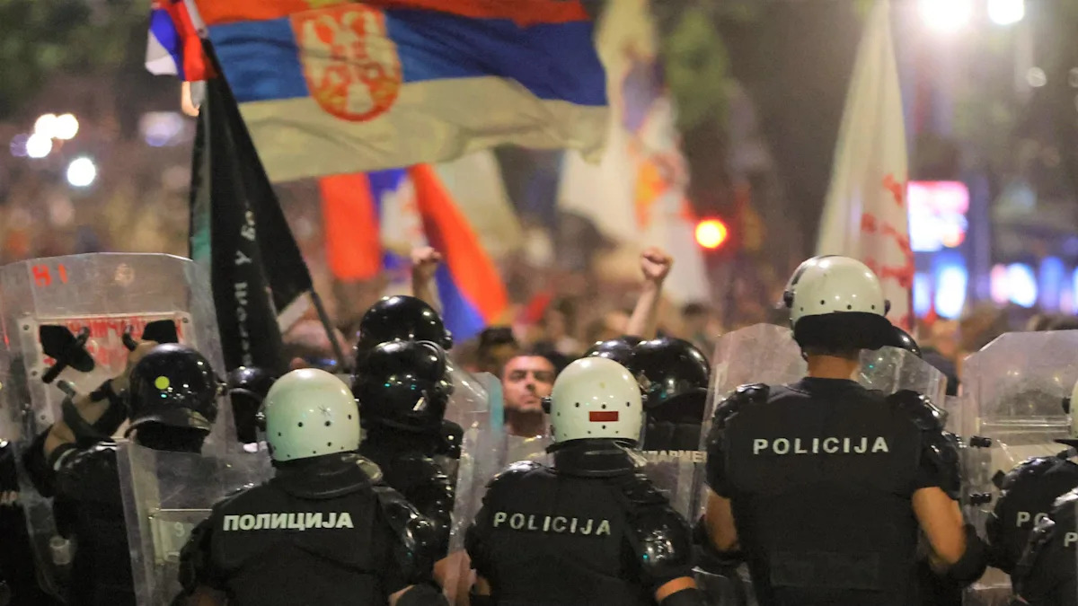 El choque de la policía de Serbia con manifestantes antigubernamentales en Belgrado El choque de la policía de Serbia con manifestantes antigubernamentales en Belgrado