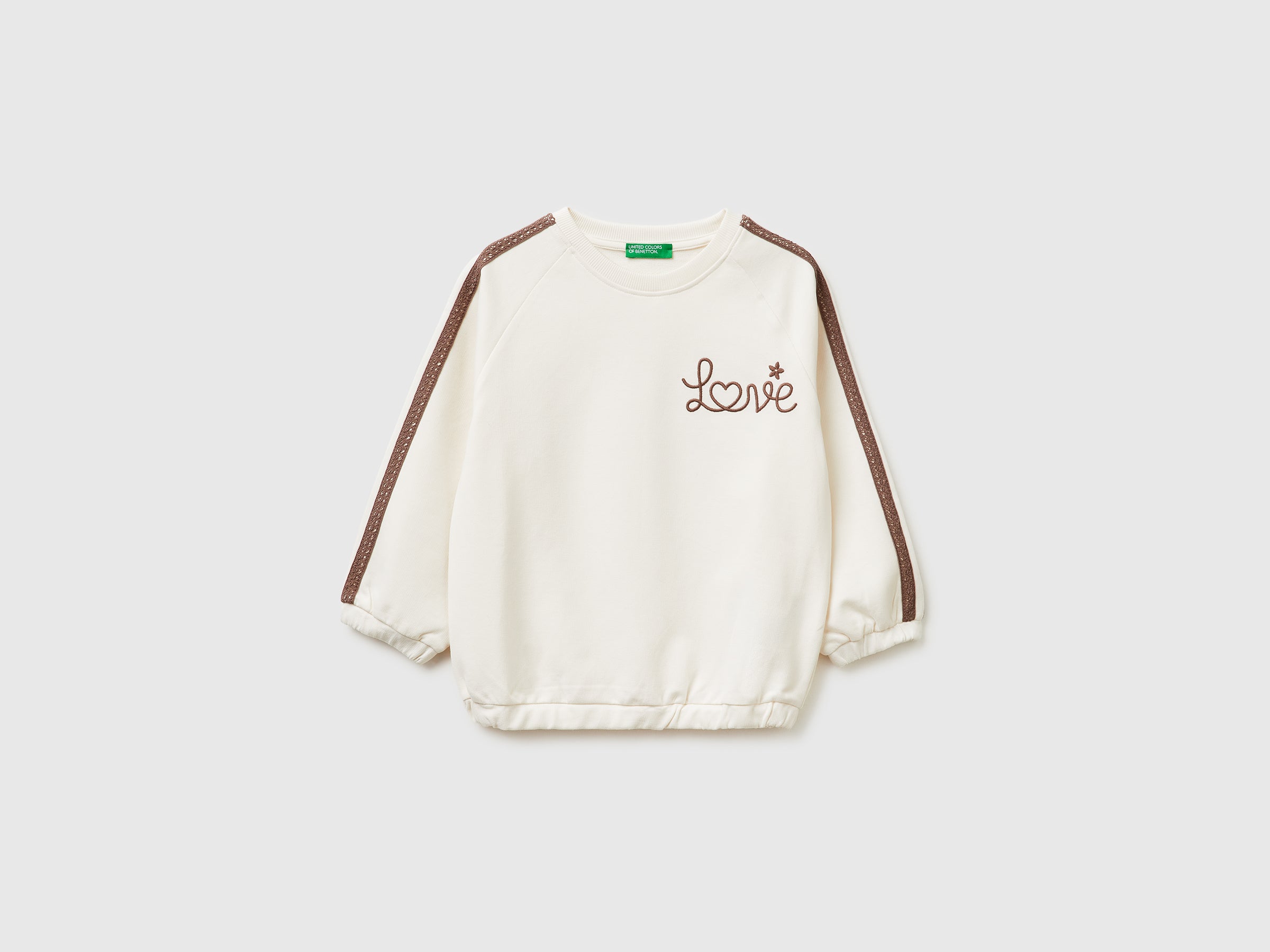 Sweat-shirt orné de dentelle et de broderies Sweat-shirt orné de dentelle et de broderies
