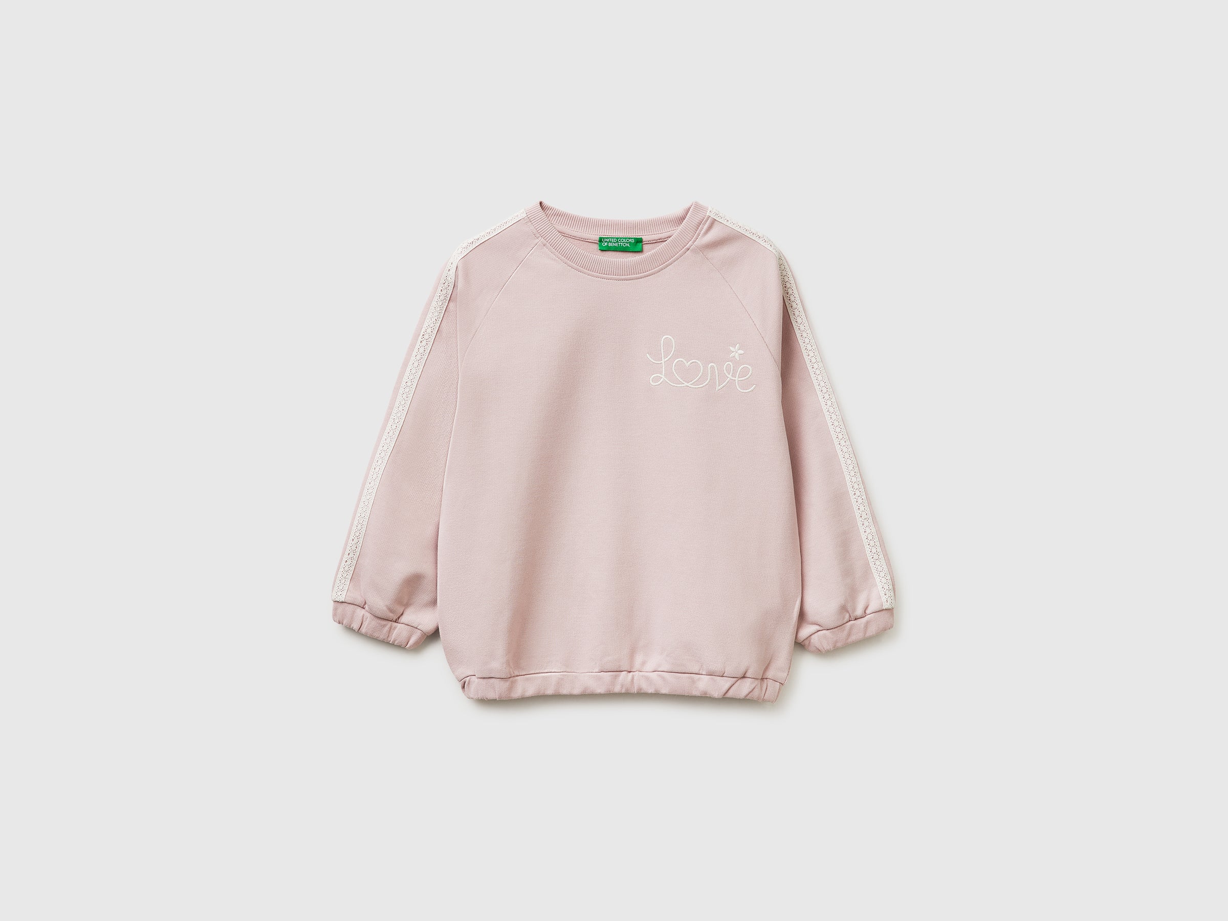 Sweat-shirt orné de dentelle et de broderies Sweat-shirt orné de dentelle et de broderies