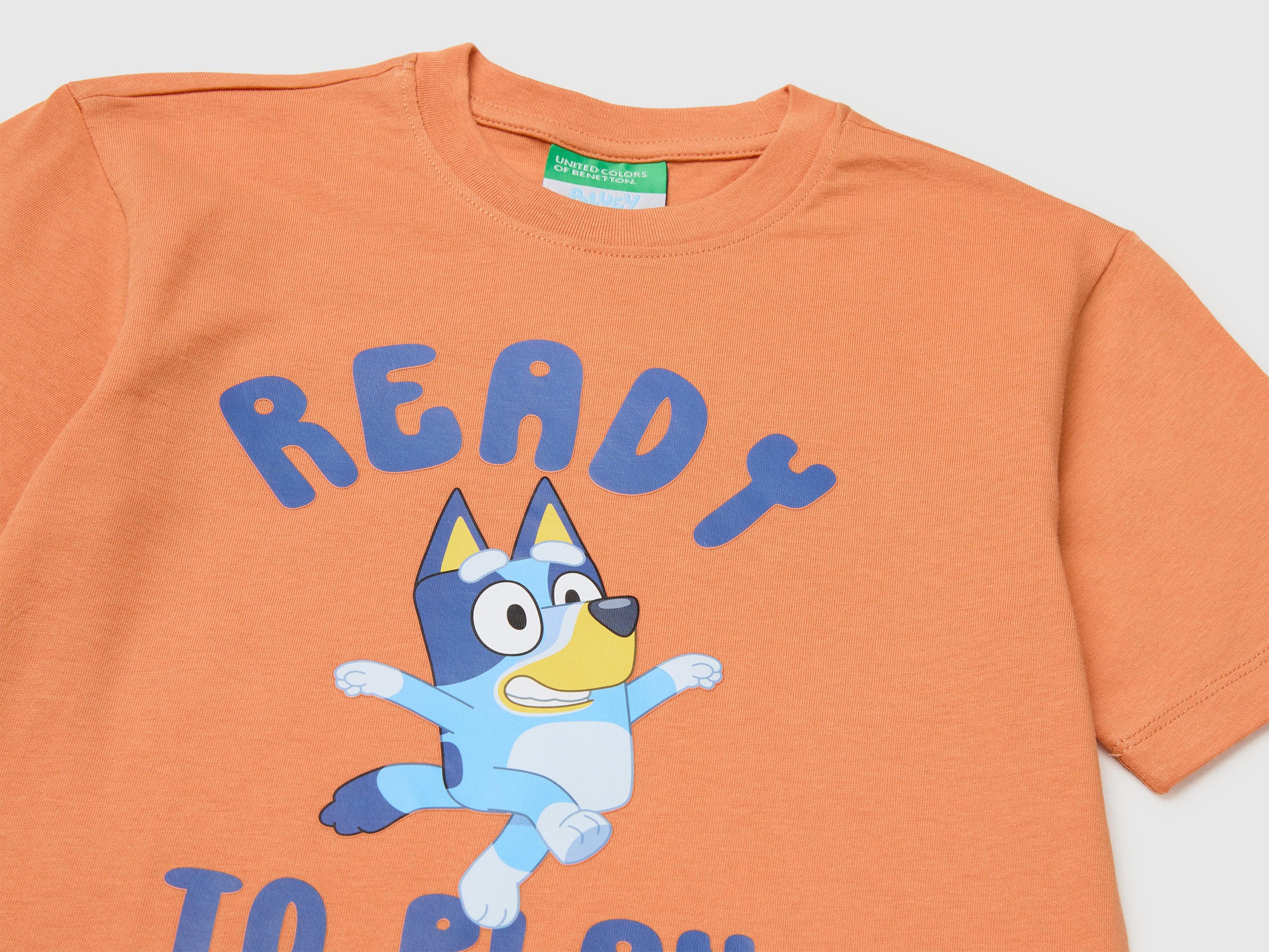 T-shirt bleu et orange – Image 3