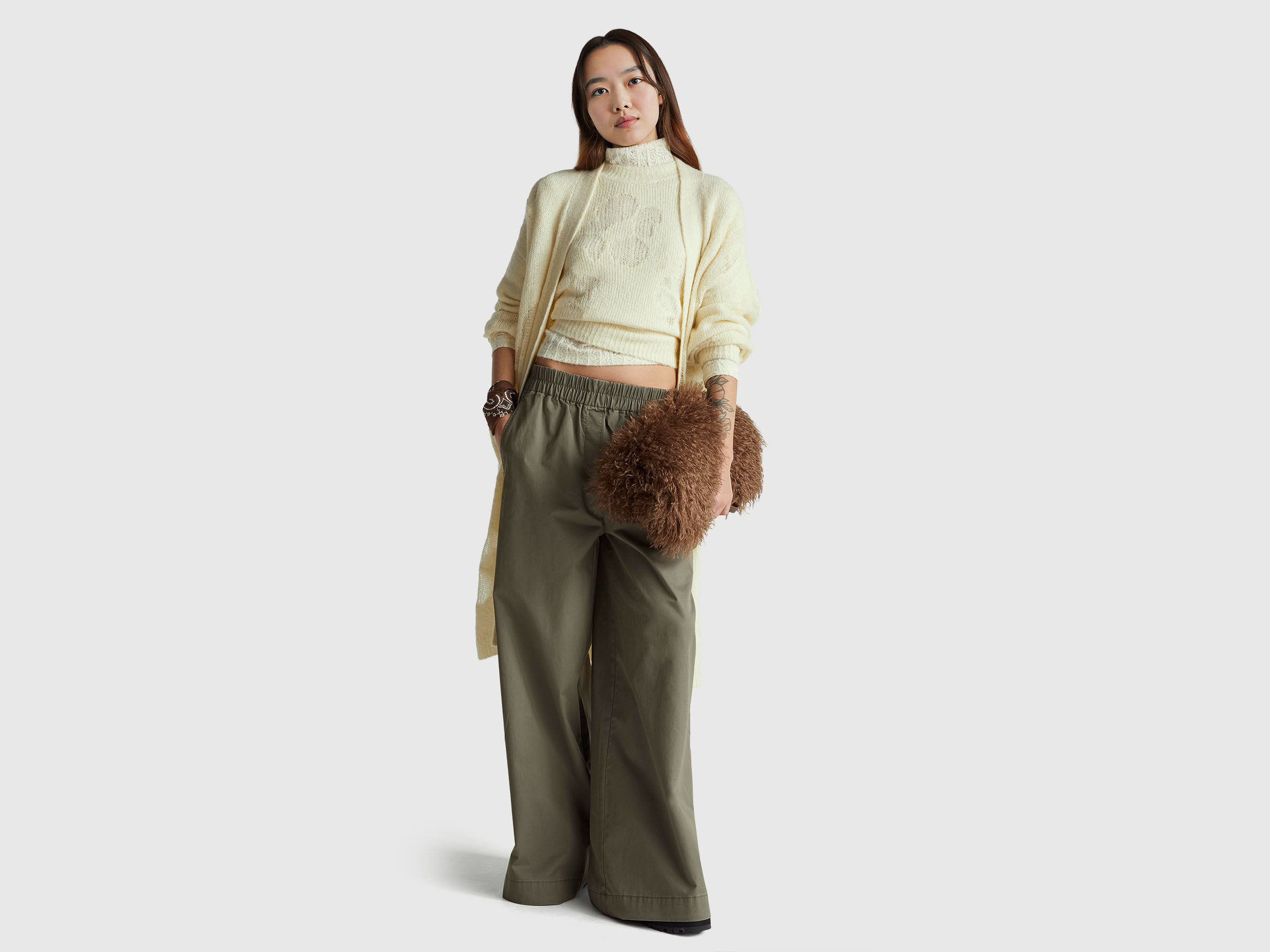 Chemise à manches courtes avec incrustation de fleurs – Image 3