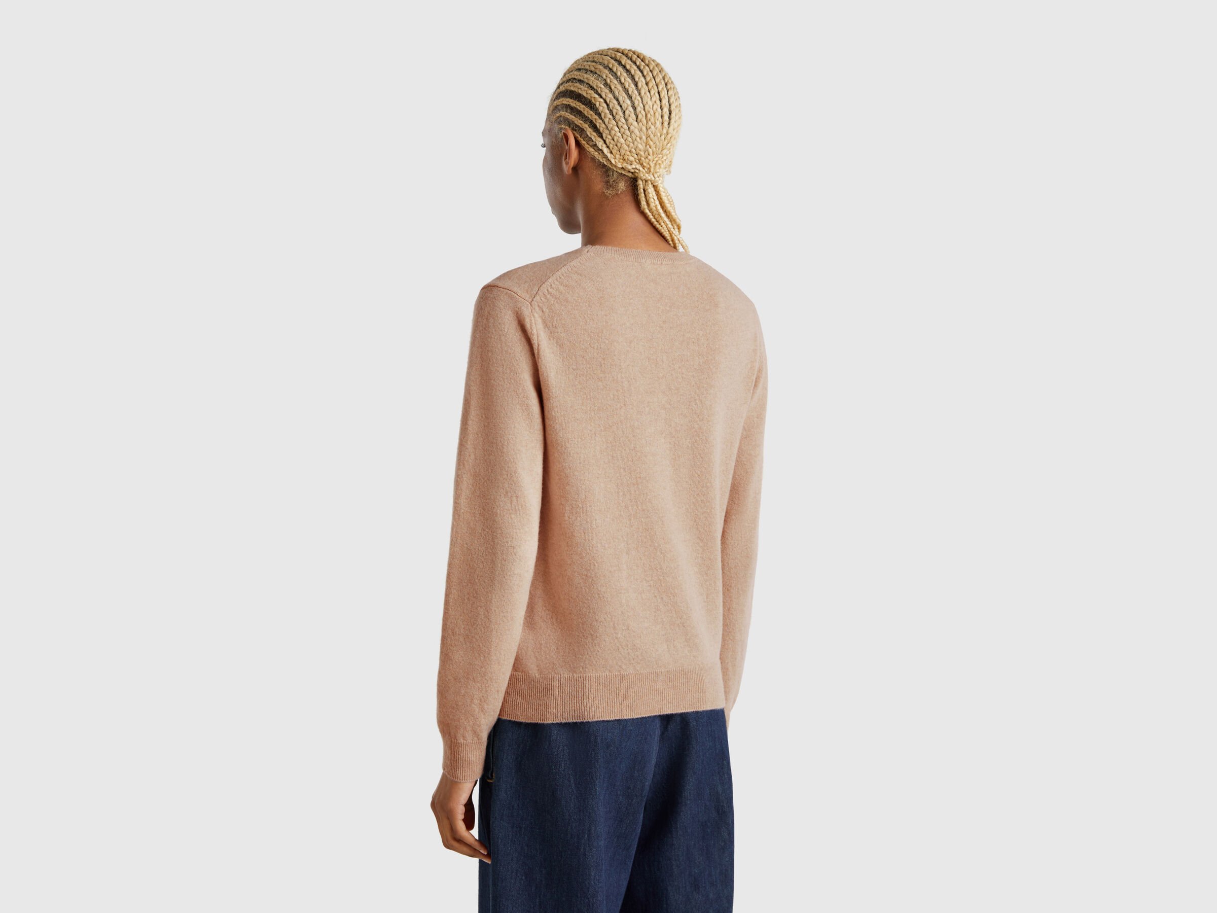 Pull beige à col rond en laine mérinos – Image 2