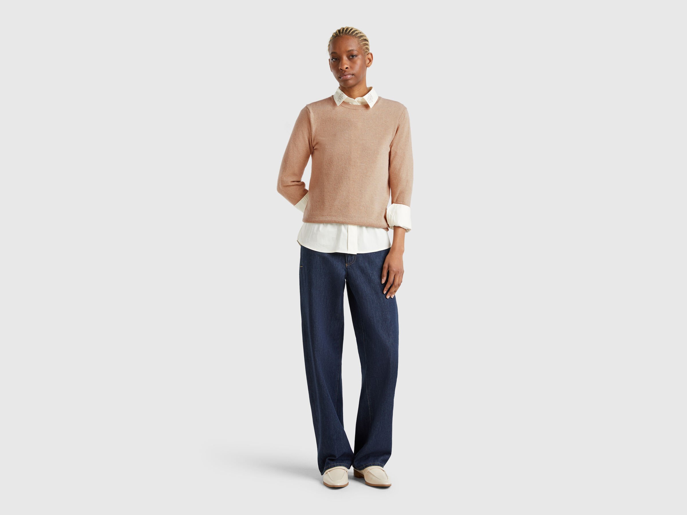 Pull beige à col rond en laine mérinos – Image 3