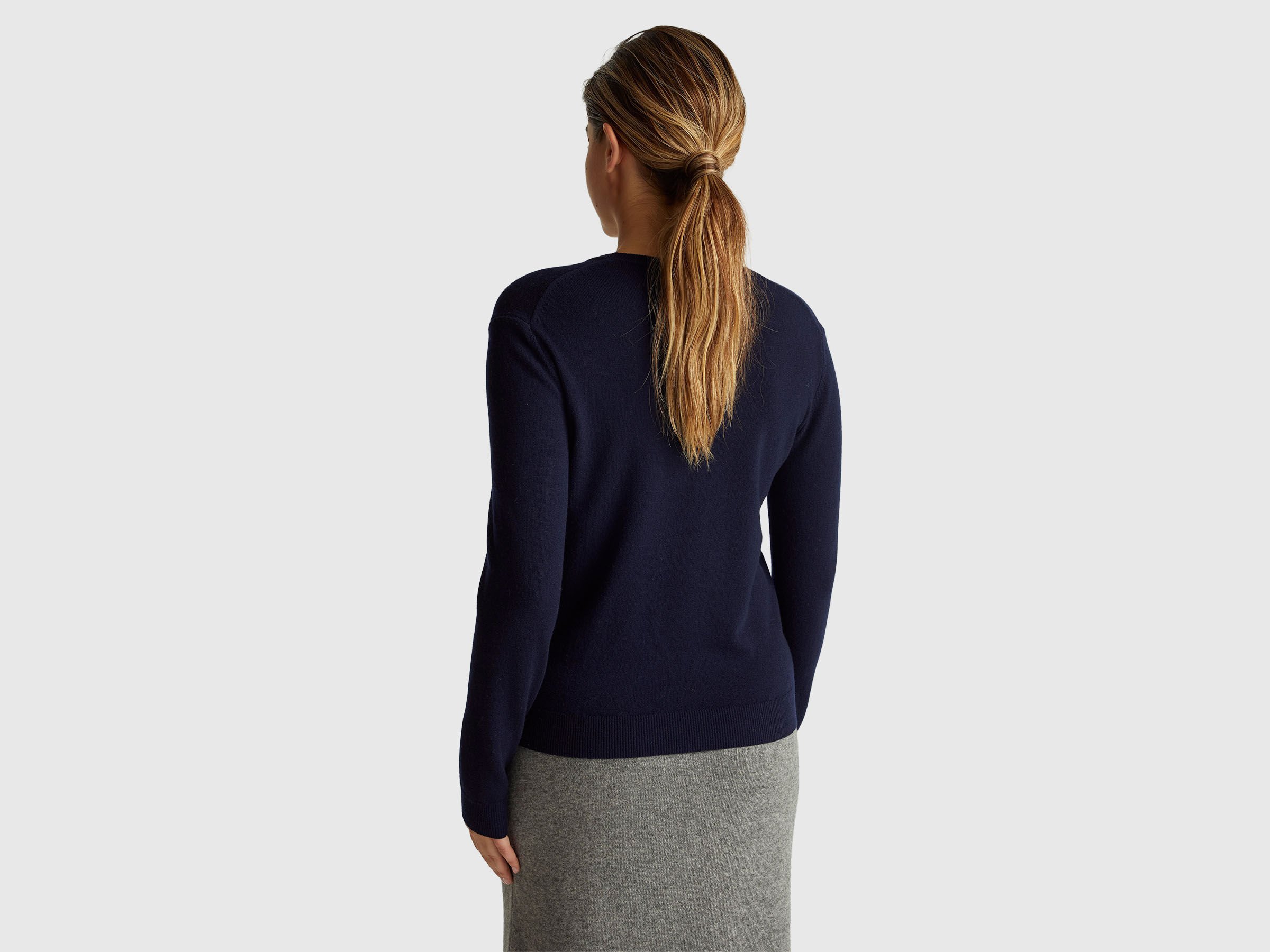 Pull bleu nuit à col rond en laine mérinos – Image 2