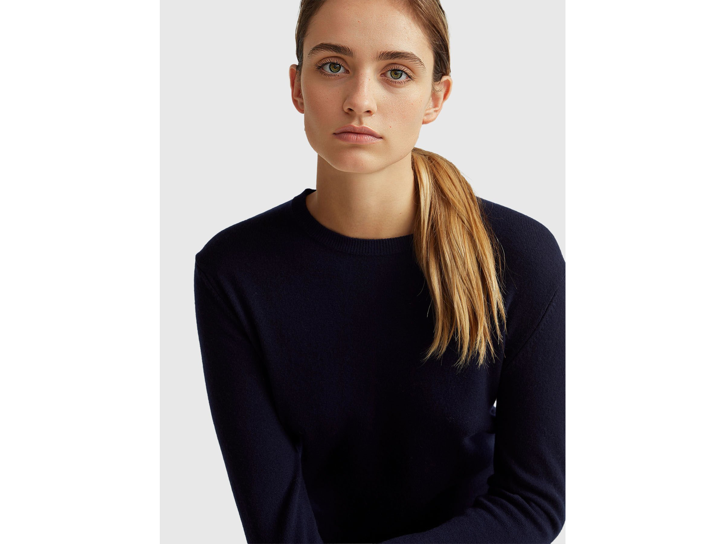 Pull bleu nuit à col rond en laine mérinos – Image 4