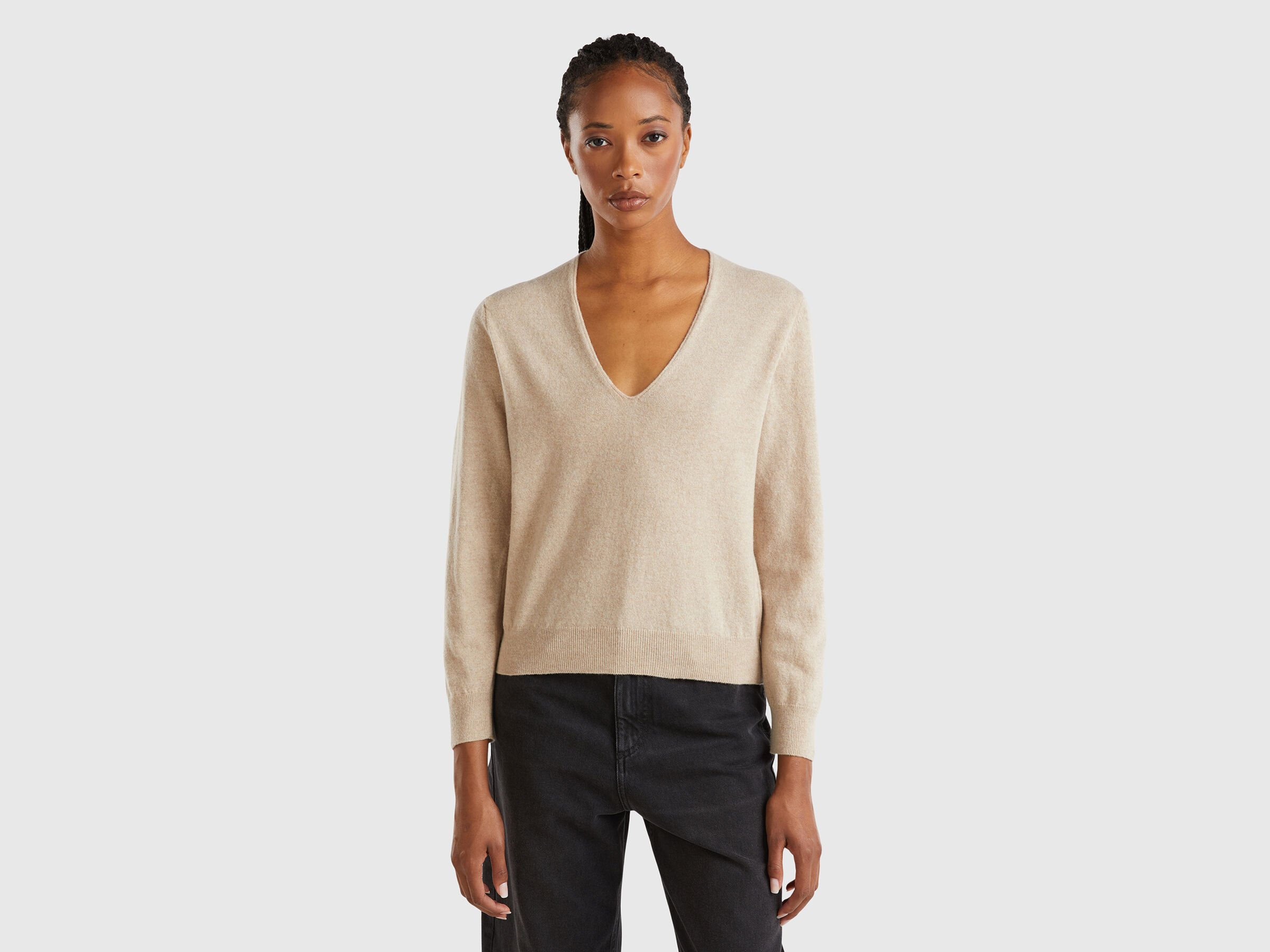 Pull col V beige en pure laine mérinos Pull col V beige en pure laine mérinos