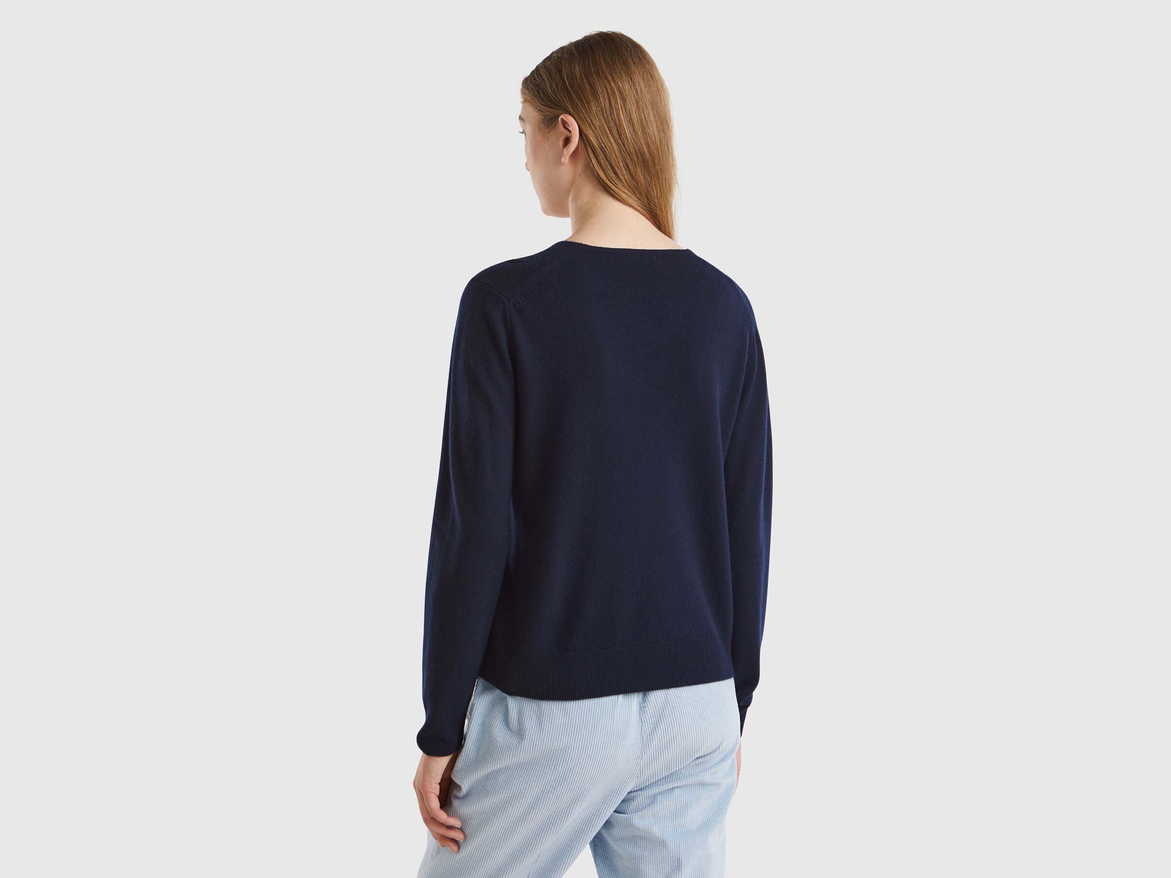 Pull col V bleu foncé en pure laine mérinos – Image 2