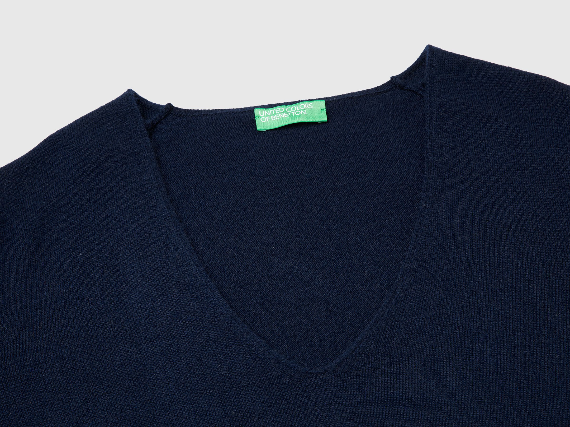 Pull col V bleu foncé en pure laine mérinos – Image 6