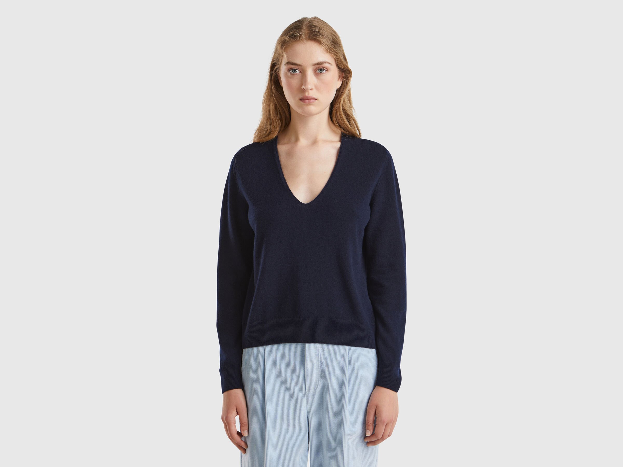 Pull col V bleu foncé en pure laine mérinos Pull col V bleu foncé en pure laine mérinos