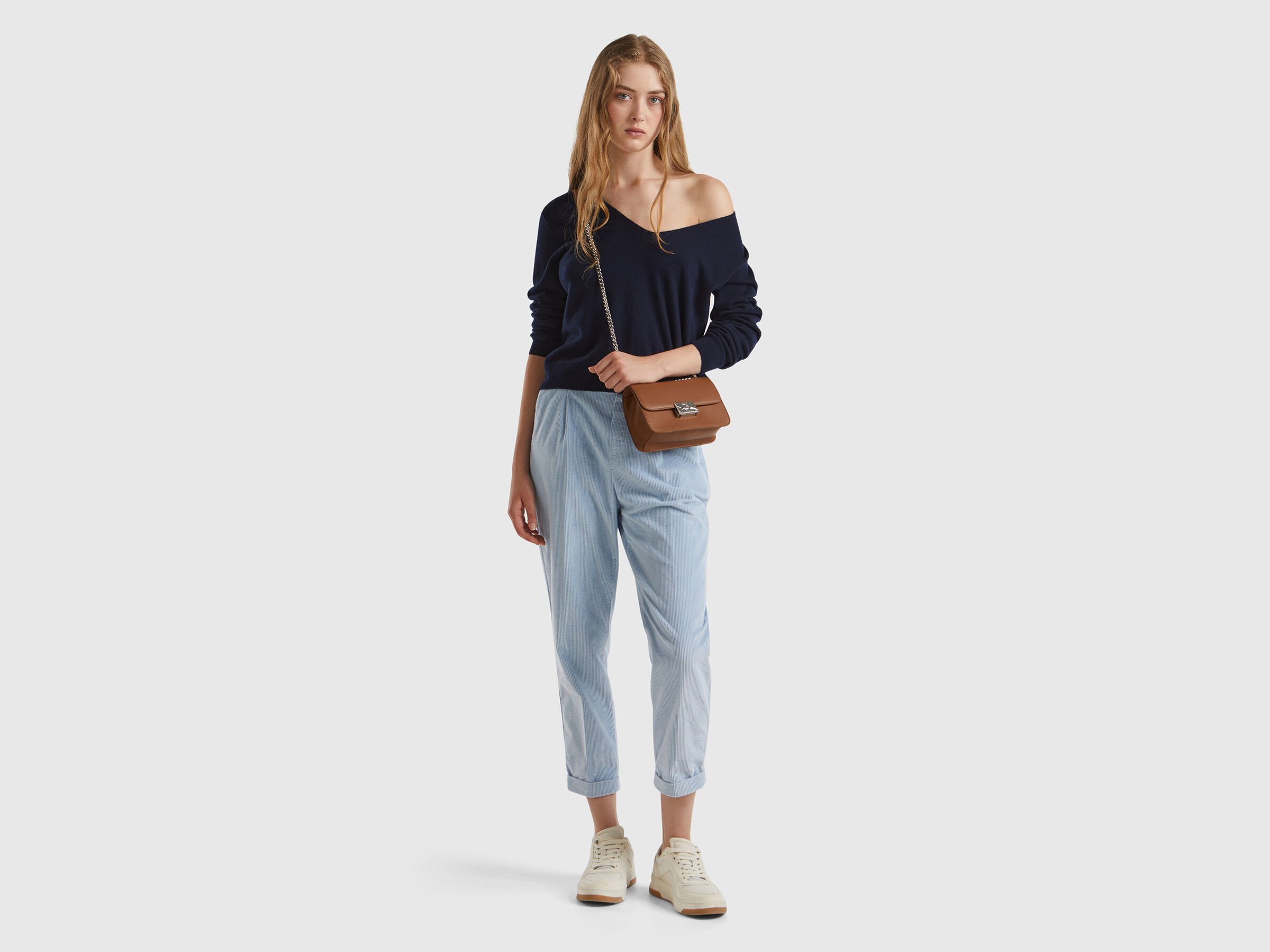 Pull col V bleu foncé en pure laine mérinos – Image 3
