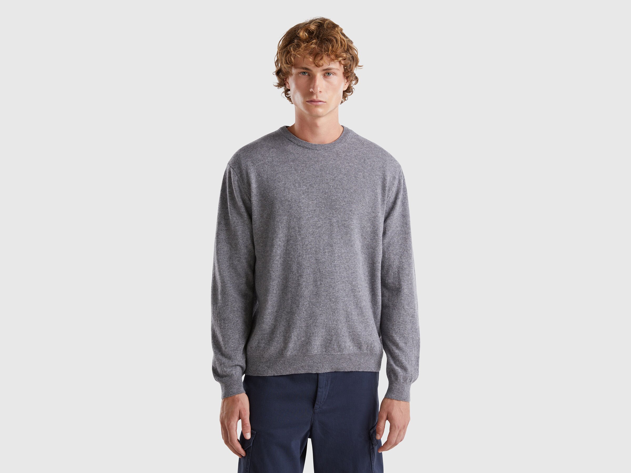 Pull gris foncé en pure laine mérinos Pull gris foncé en pure laine mérinos
