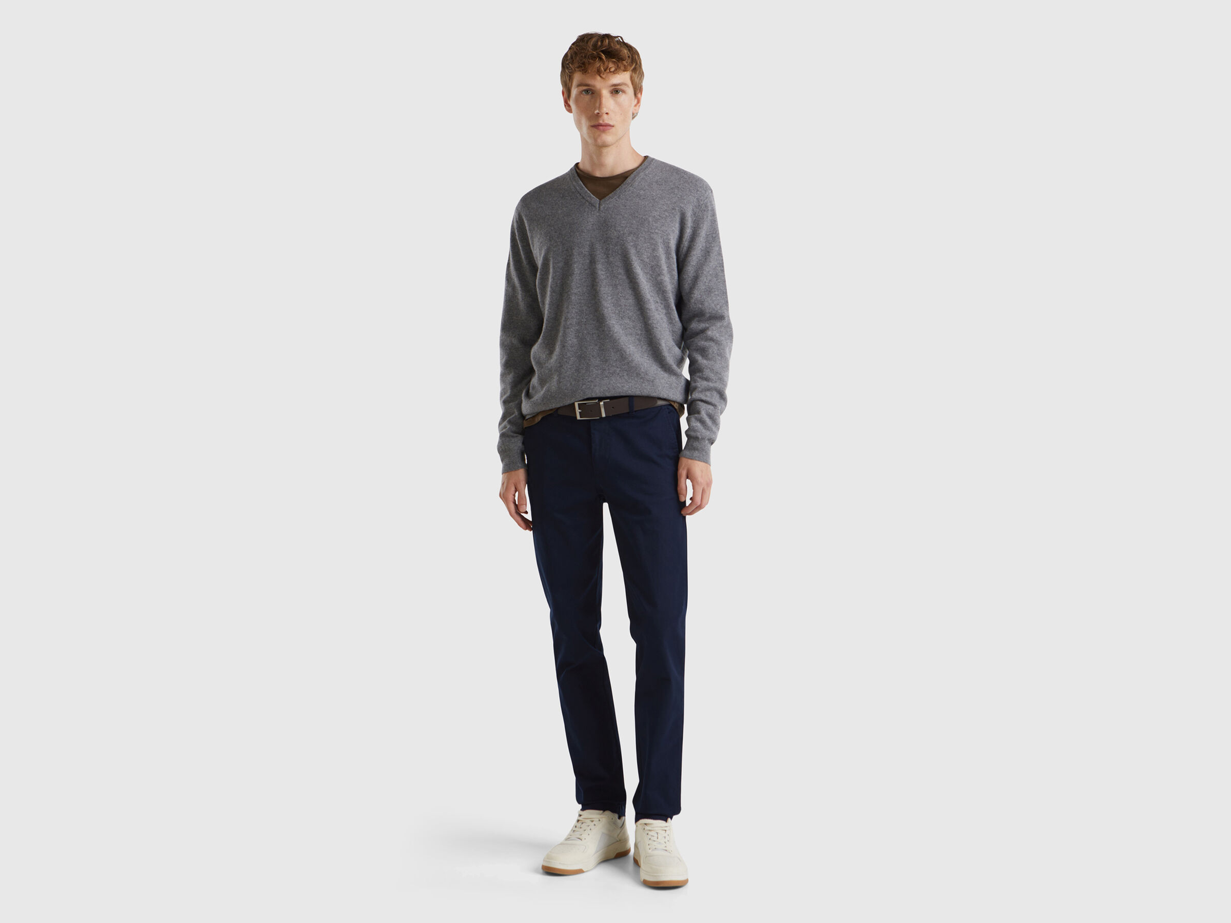 Pull gris foncé à col en V en pure laine mérinos – Image 3