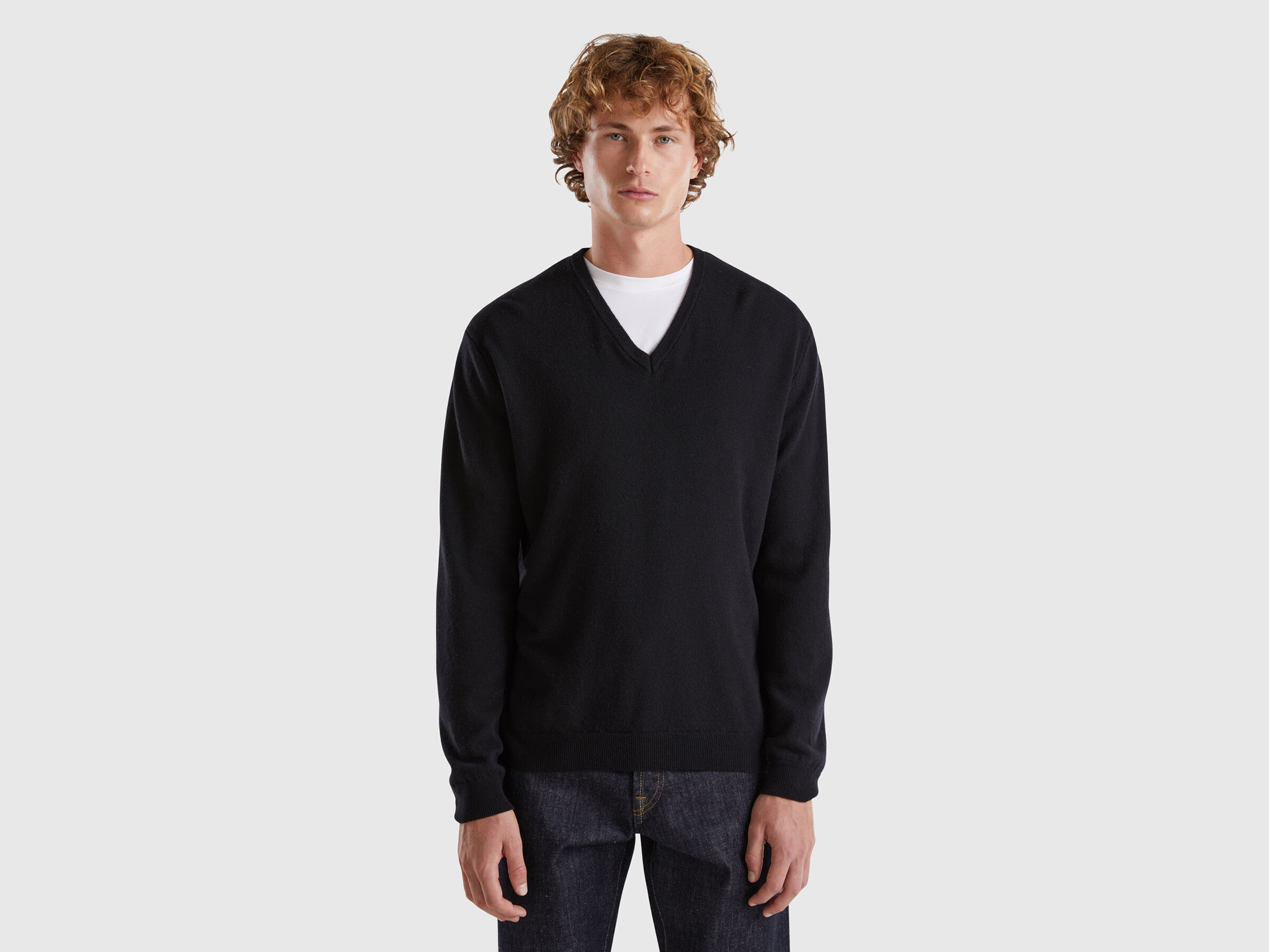 Pull noir à col en V en pure laine mérinos Pull noir à col en V en pure laine mérinos