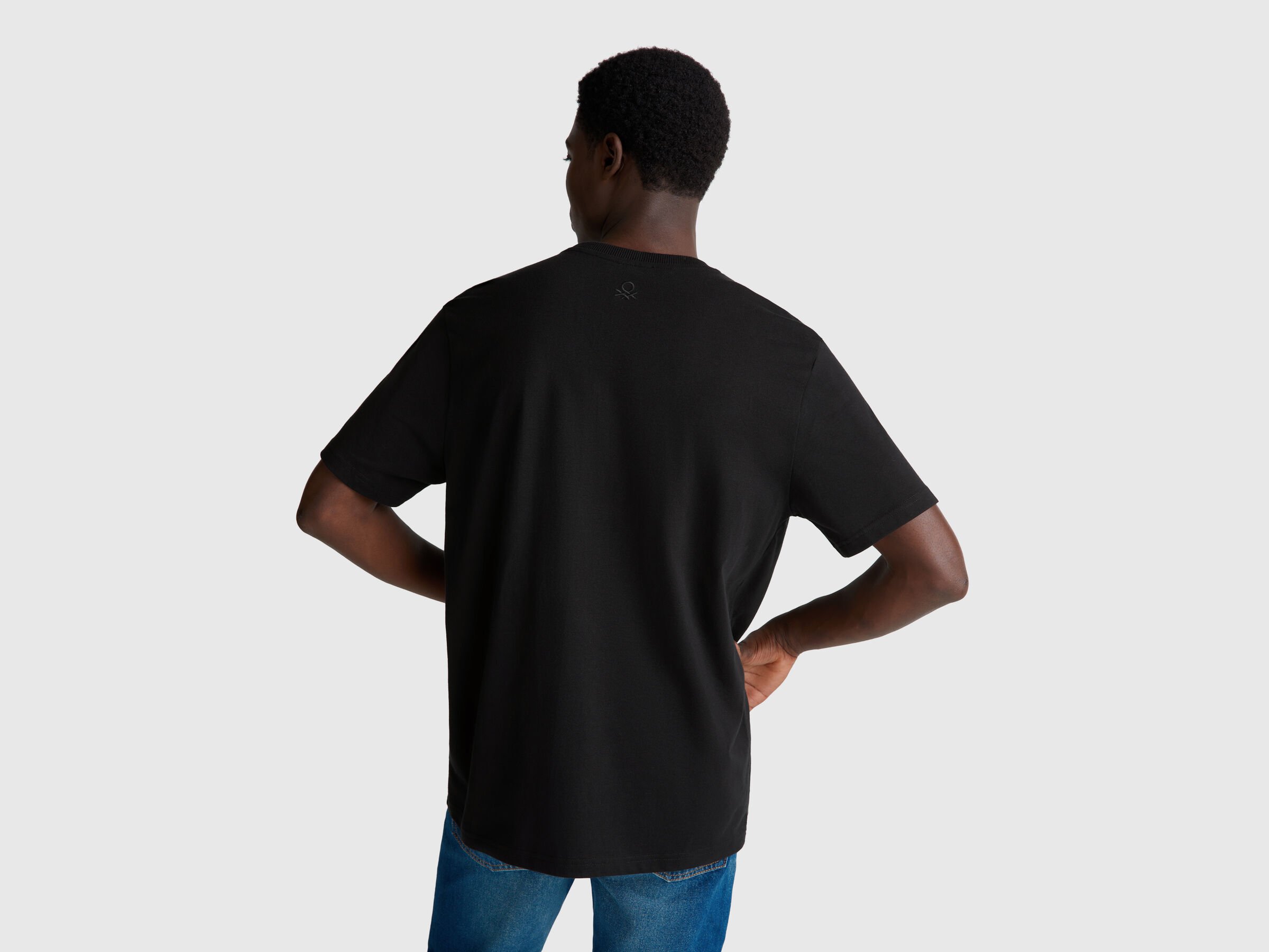 T-shirt noir en coton bio à petite poche – Image 2