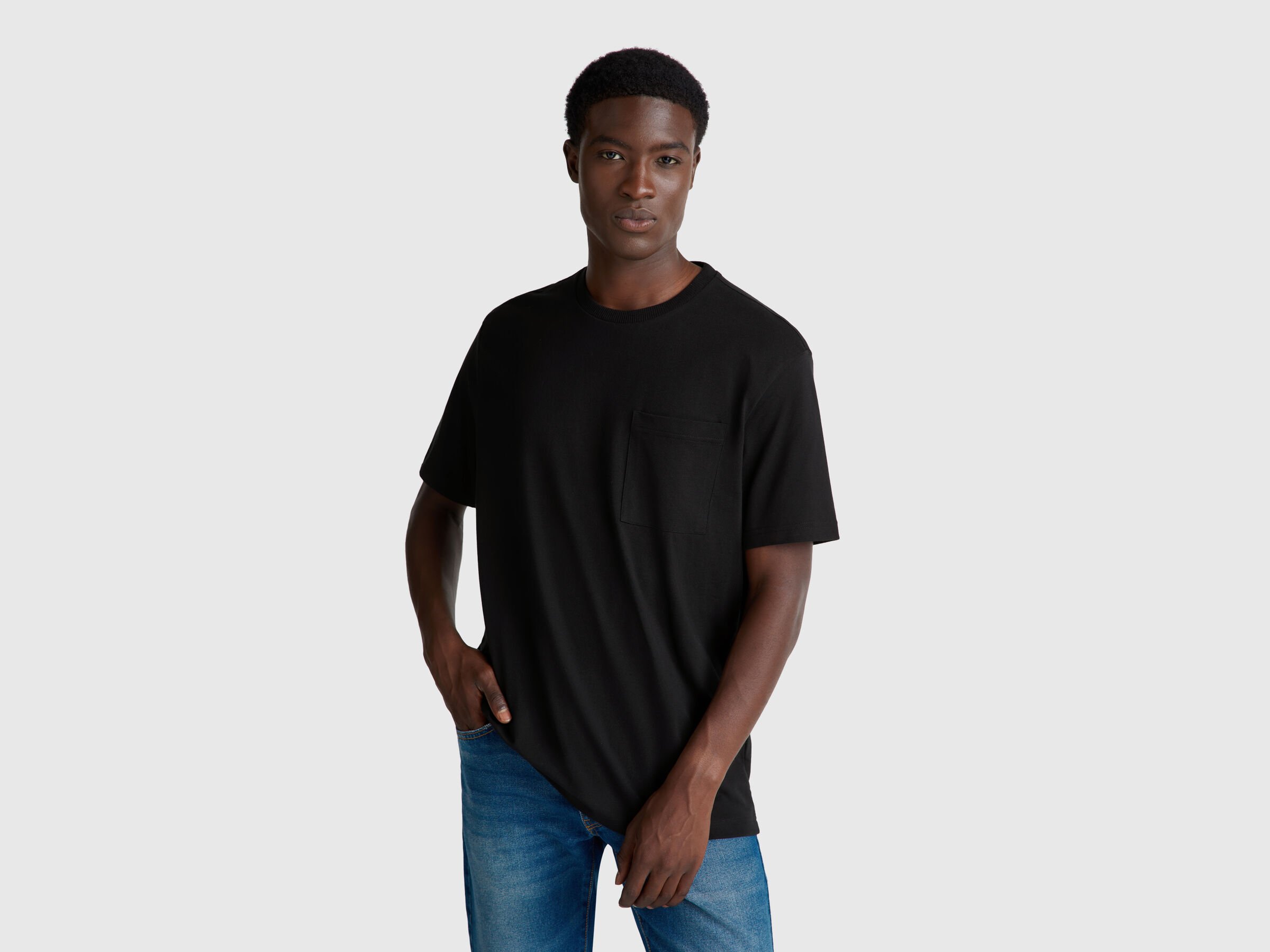 T-shirt noir en coton bio à petite poche T-shirt noir en coton bio à petite poche