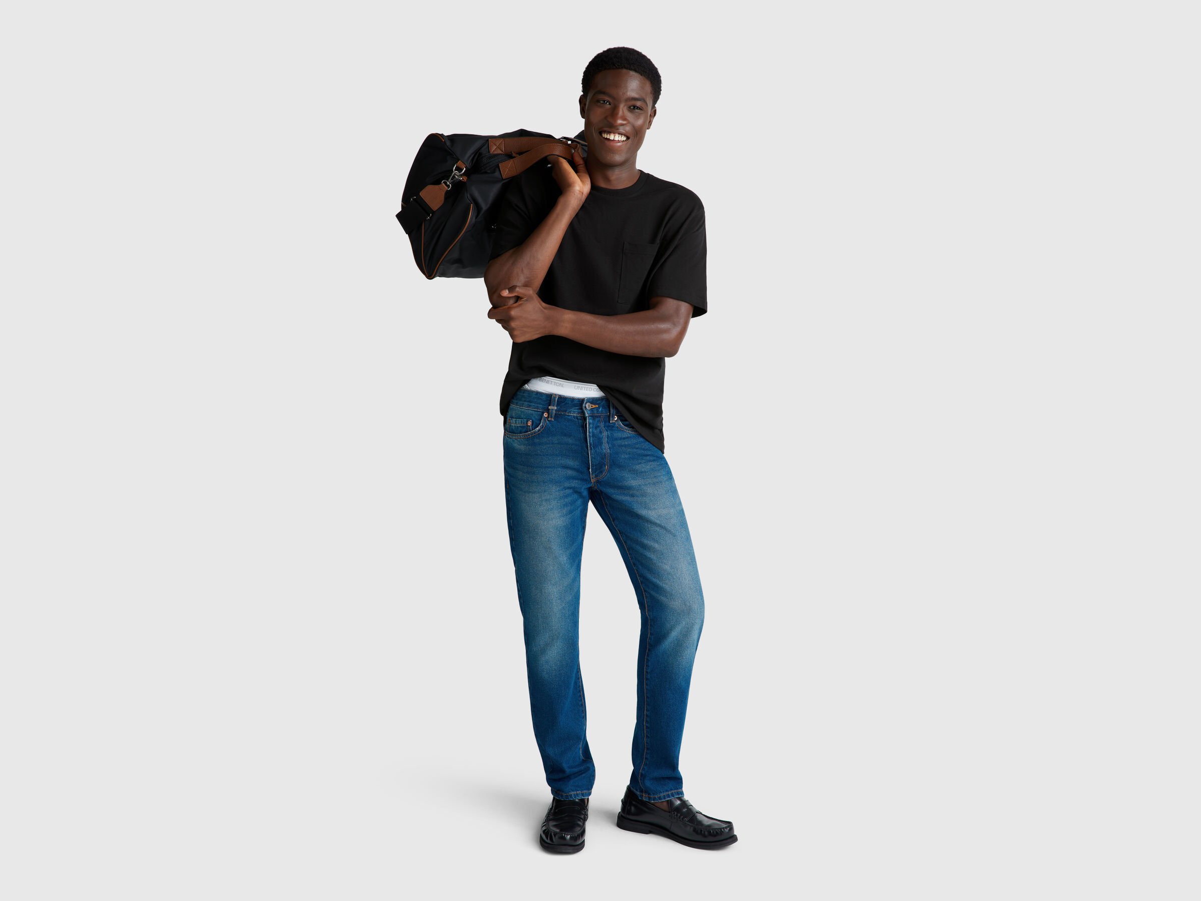 T-shirt noir en coton bio à petite poche – Image 3