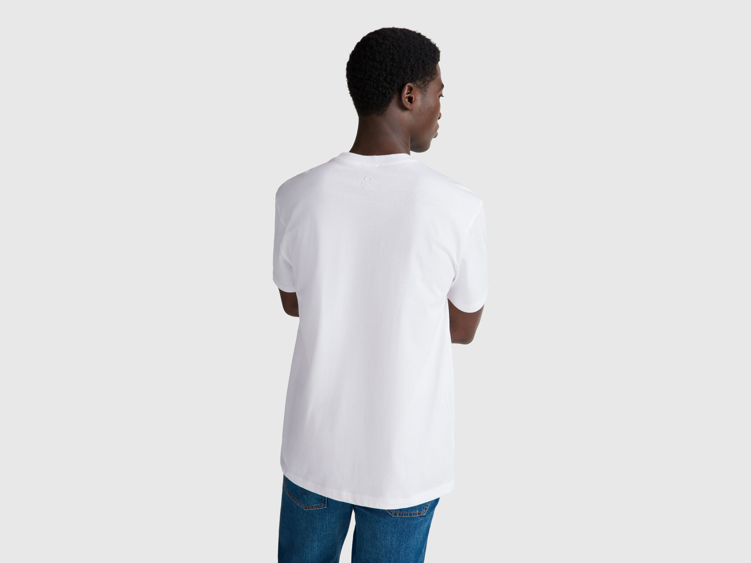 T-shirt blanc en coton bio à petite poche – Image 2
