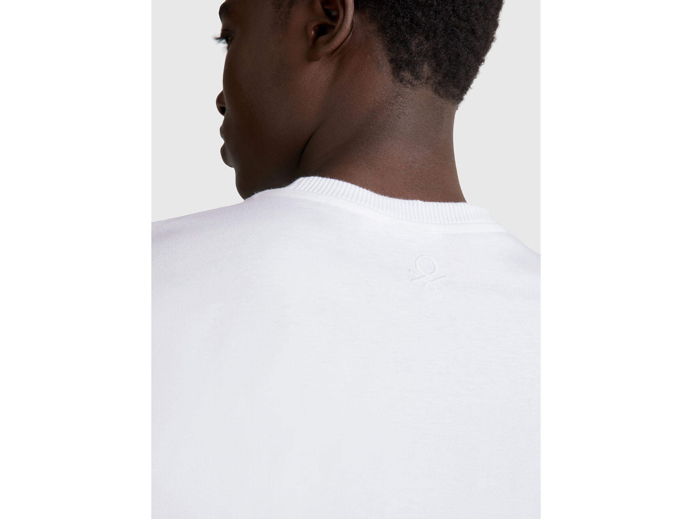 T-shirt blanc en coton bio à petite poche – Image 3