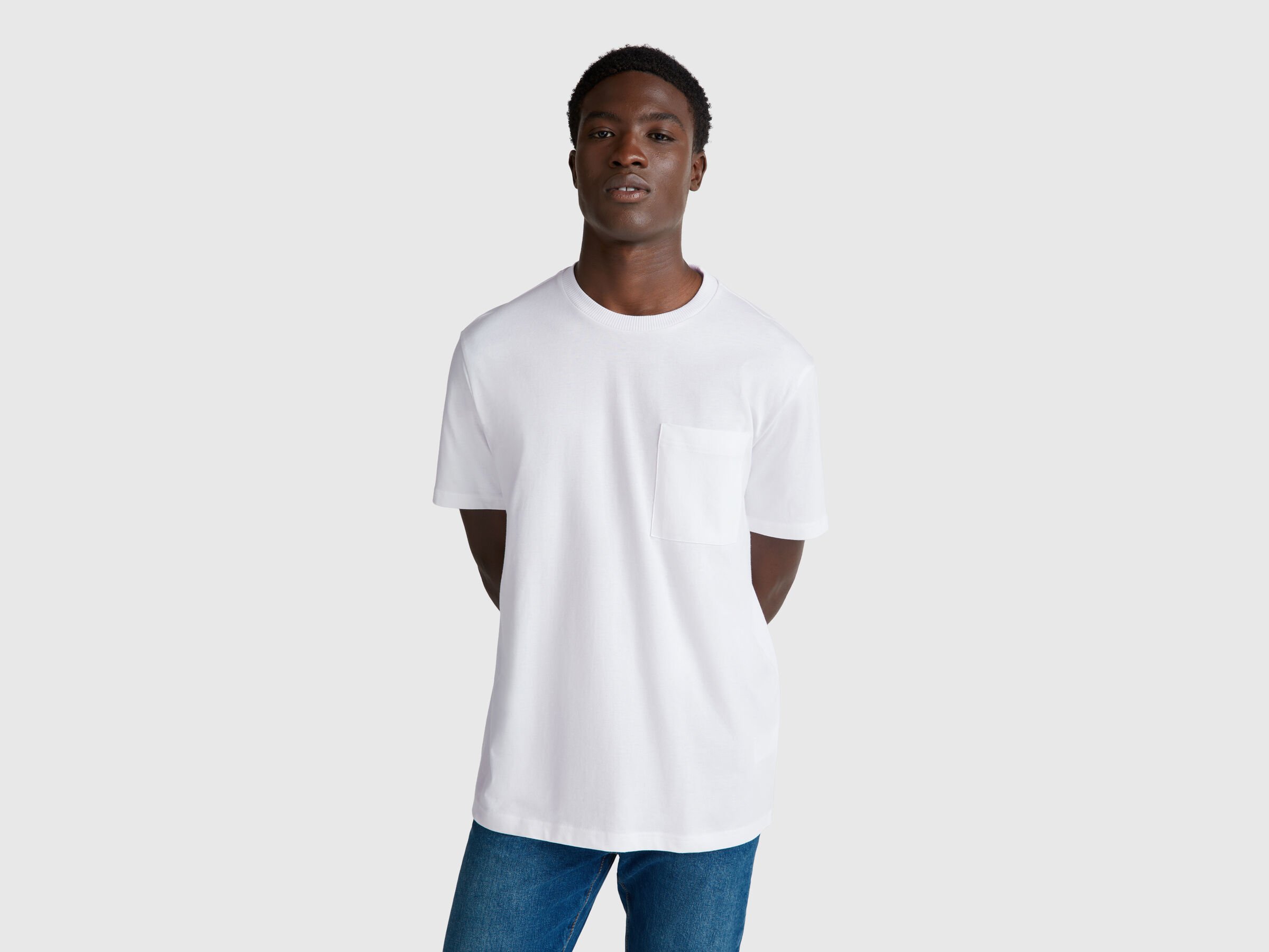 T-shirt blanc en coton bio à petite poche T-shirt blanc en coton bio à petite poche