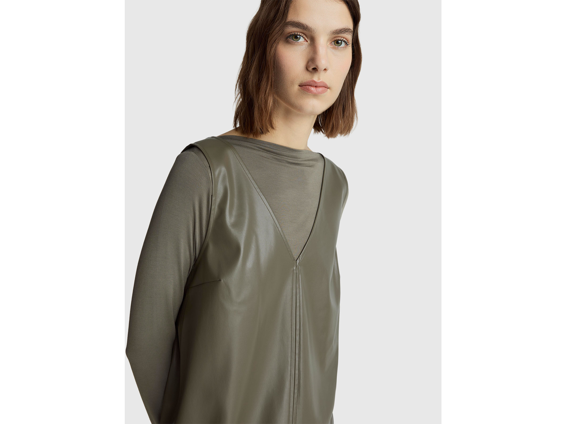 Robe col V en tissu enduit – Image 4