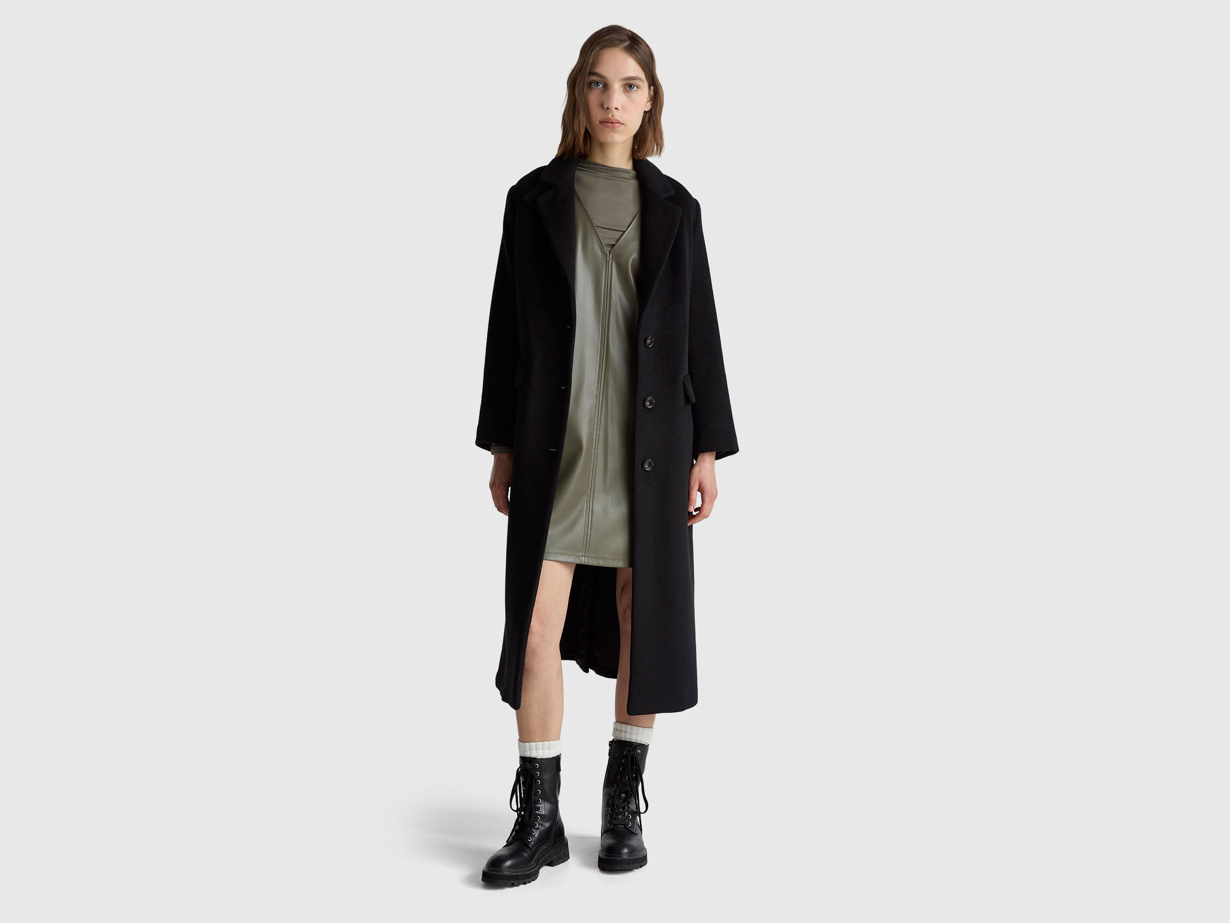 Robe col V en tissu enduit – Image 3