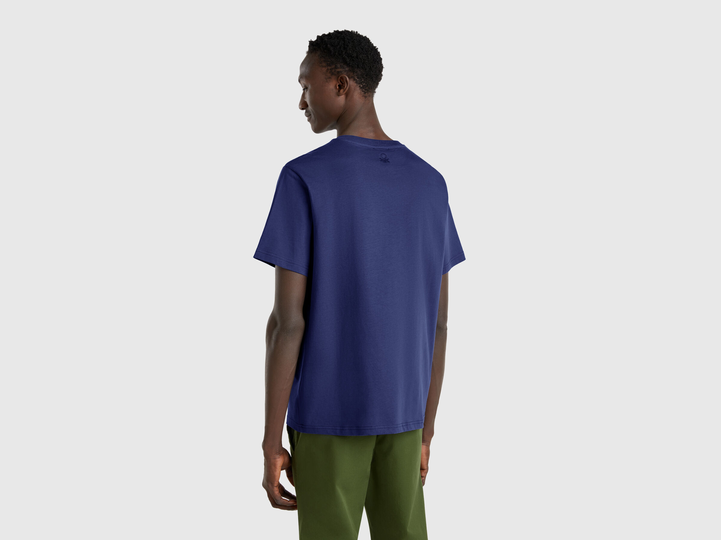 T-shirt bleu en coton bio à petite poche – Image 2