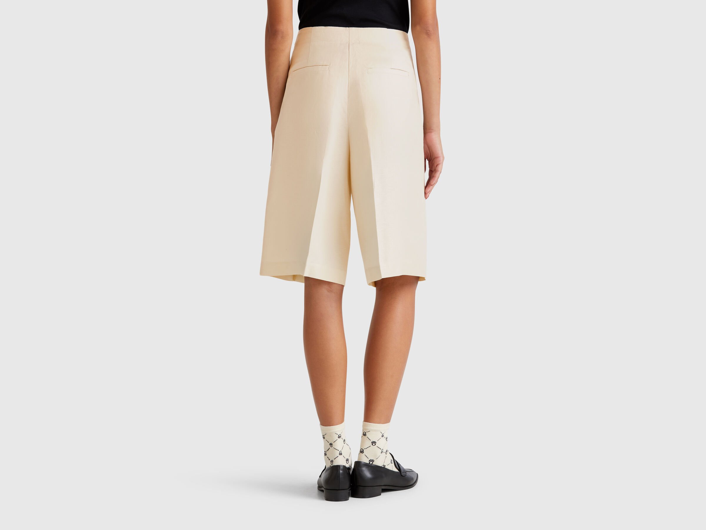 Bermuda mi-long en lin mélangé – Image 2