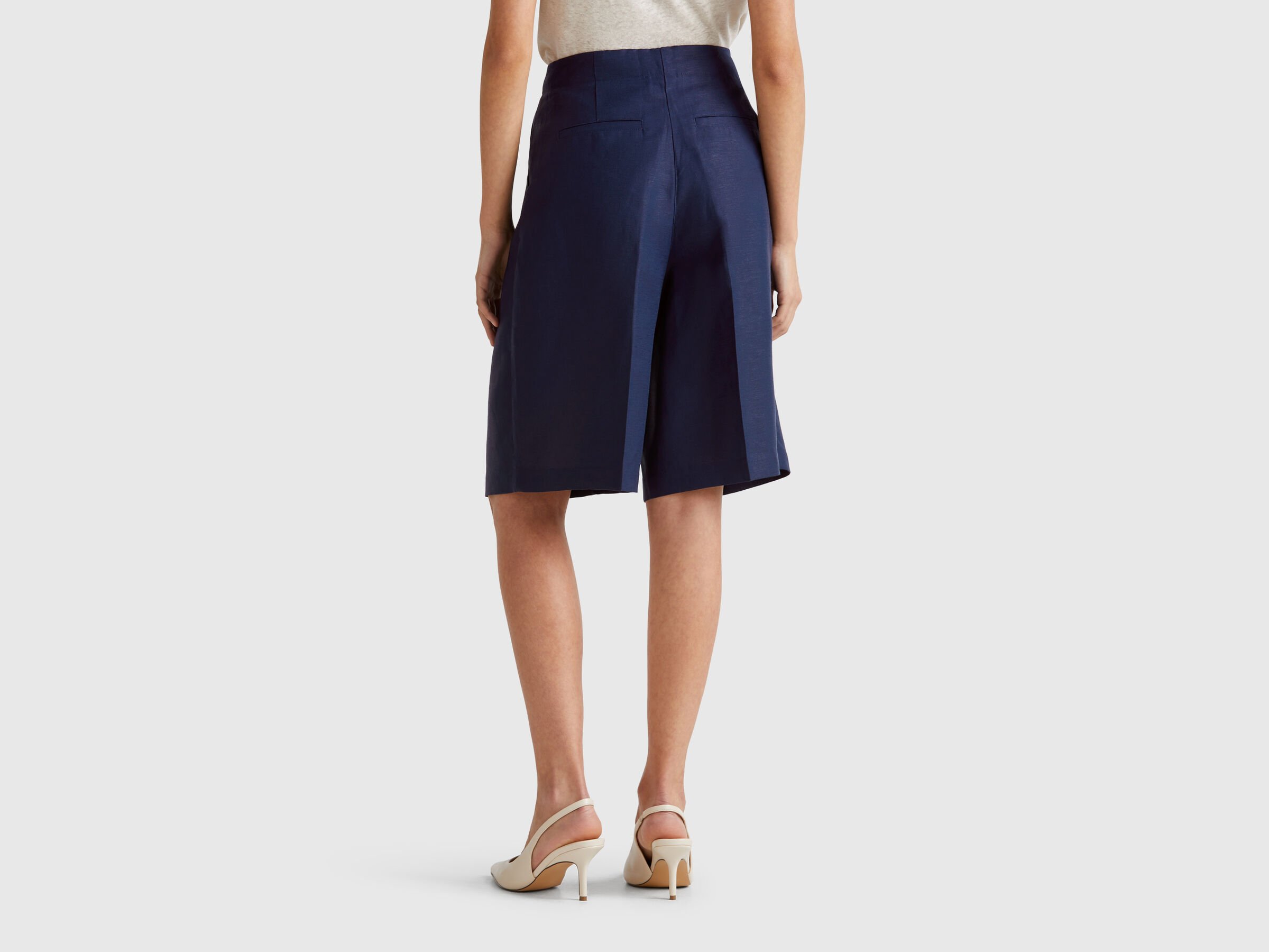 Bermuda mi-long en lin mélangé – Image 2