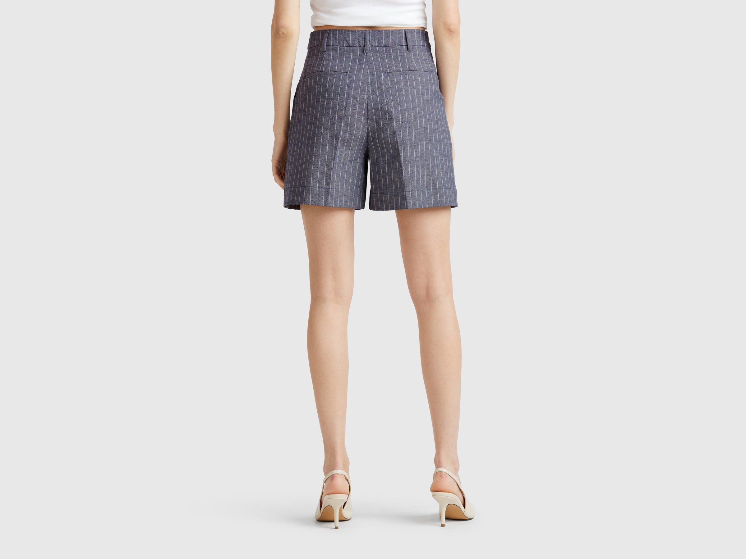 Pantalon court à fines rayures – Image 2